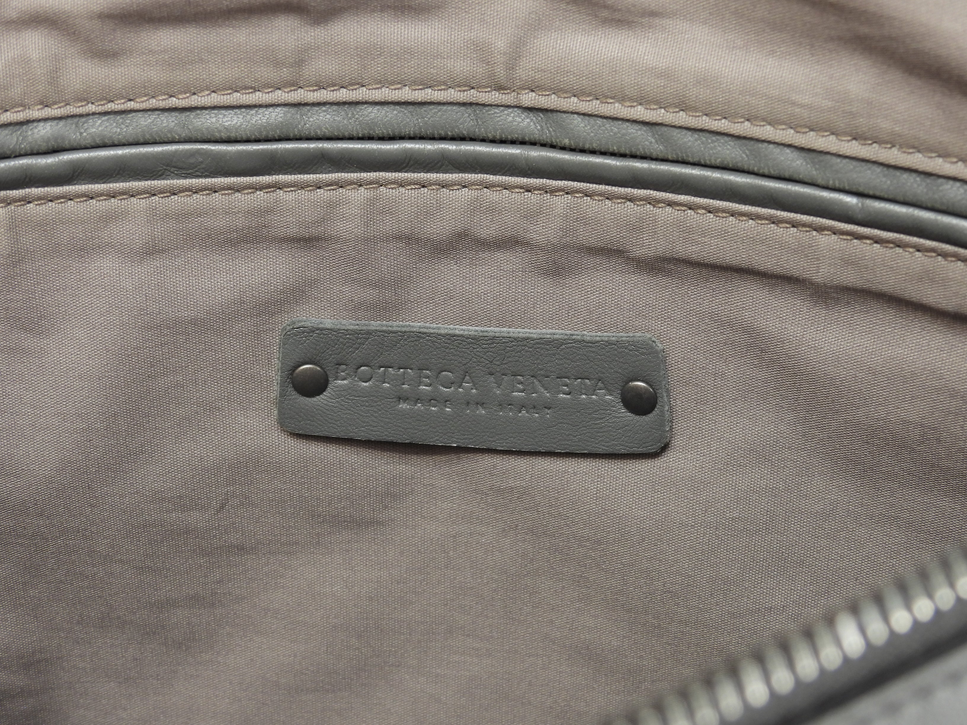 Bottega Veneta Pochette in pelle Intrecciato grigio scuro borsa a mano uomo ottime condizioni @B06334657O