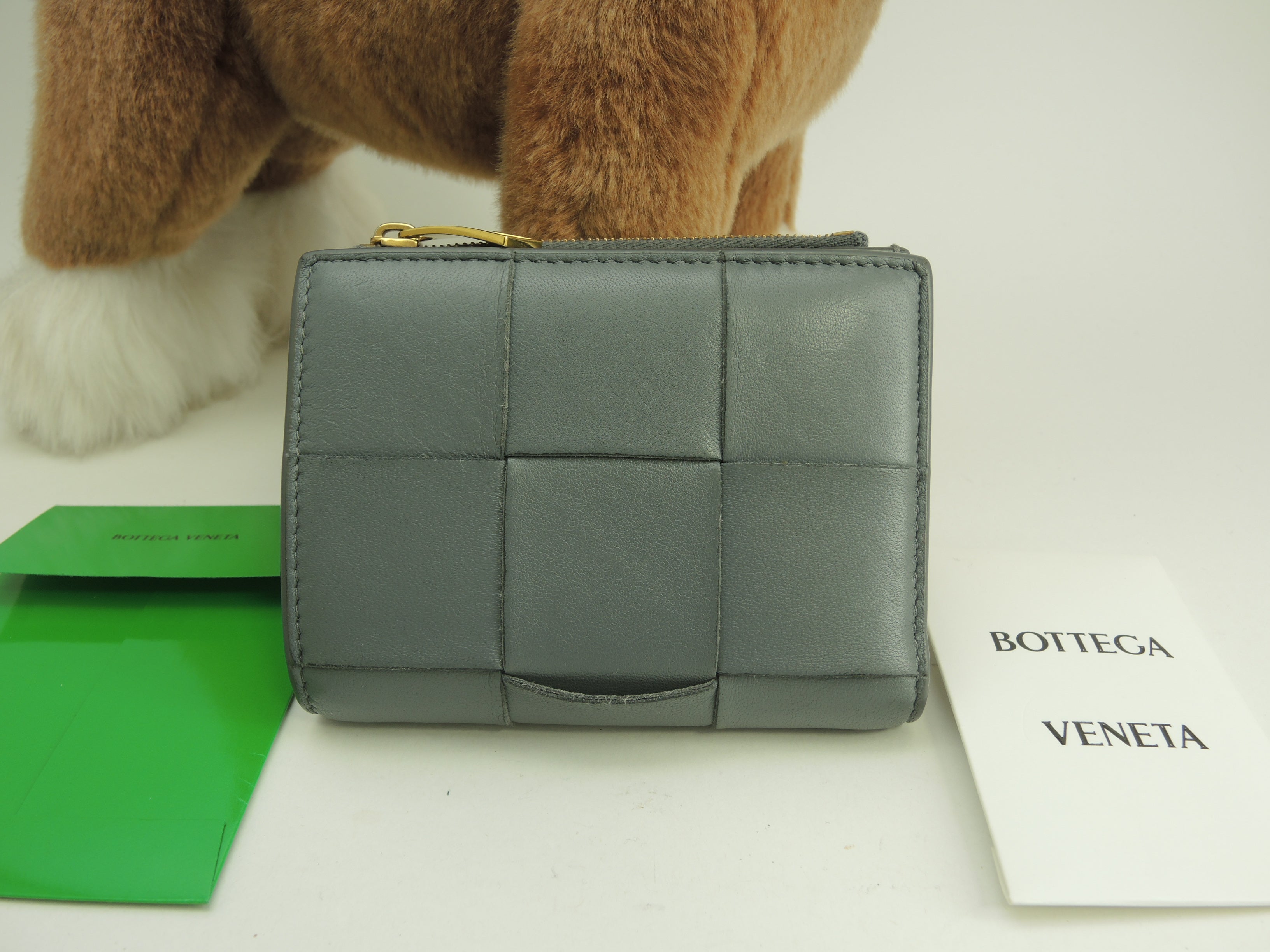 Bottega Veneta - Portafoglio Cassette in pelle grigia, a 2 scomparti, compatto, in ottime condizioni @A00034351Z