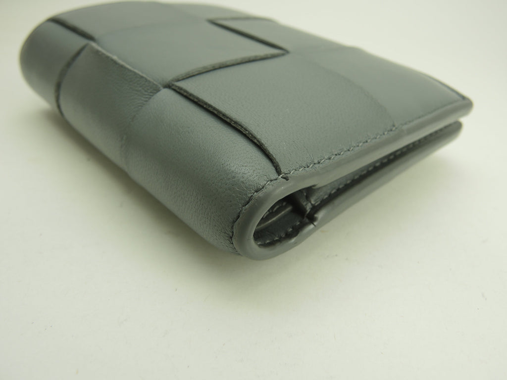 Bottega Veneta - Portafoglio Cassette in pelle grigia, a 2 scomparti, compatto, in ottime condizioni @A00034351Z