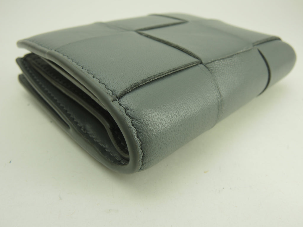 Bottega Veneta - Portafoglio Cassette in pelle grigia, a 2 scomparti, compatto, in ottime condizioni @A00034351Z