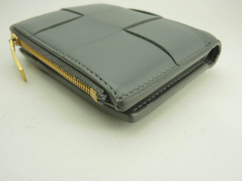 Bottega Veneta - Portafoglio Cassette in pelle grigia, a 2 scomparti, compatto, in ottime condizioni @A00034351Z