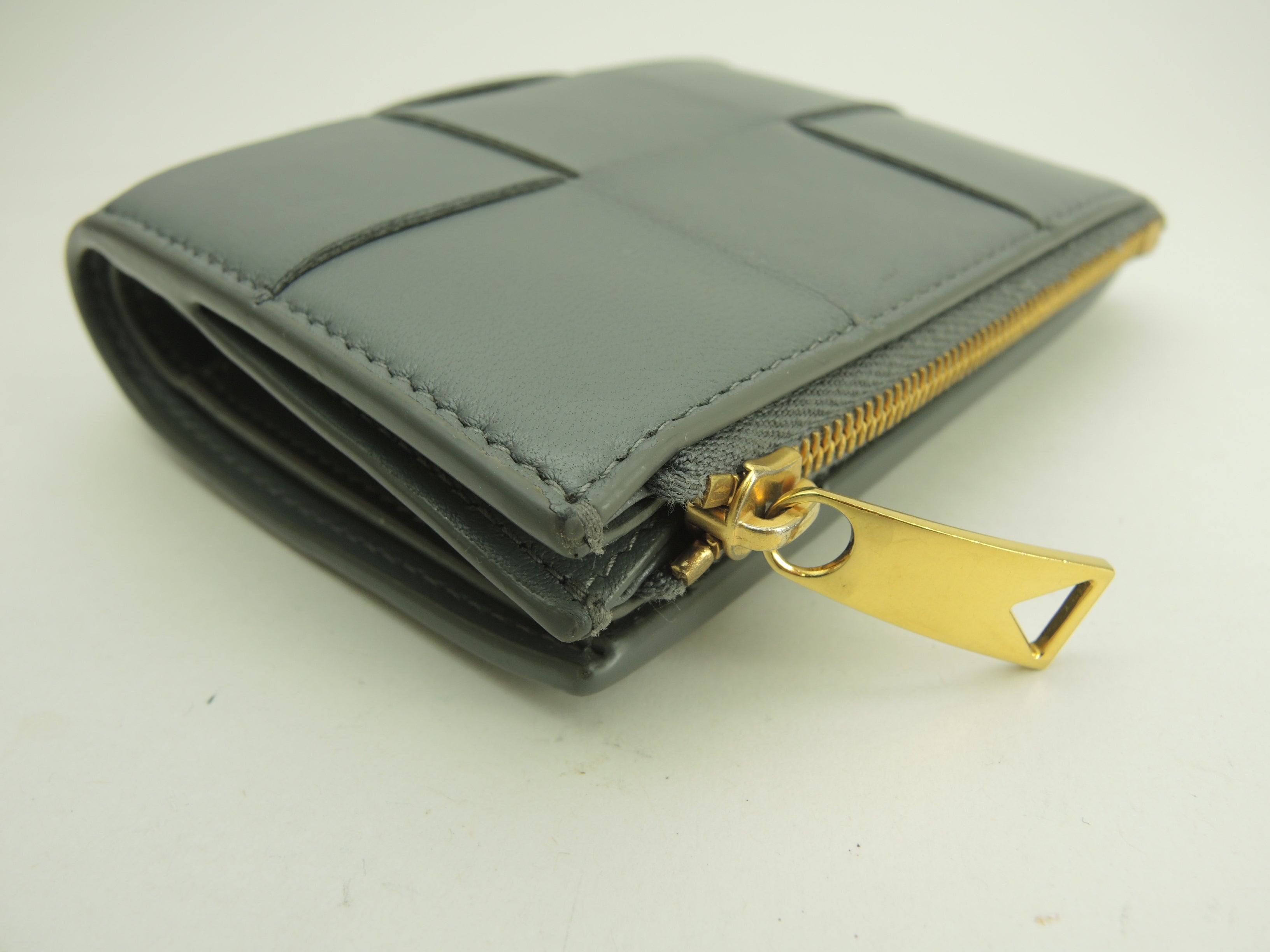 Bottega Veneta - Portafoglio Cassette in pelle grigia, a 2 scomparti, compatto, in ottime condizioni @A00034351Z