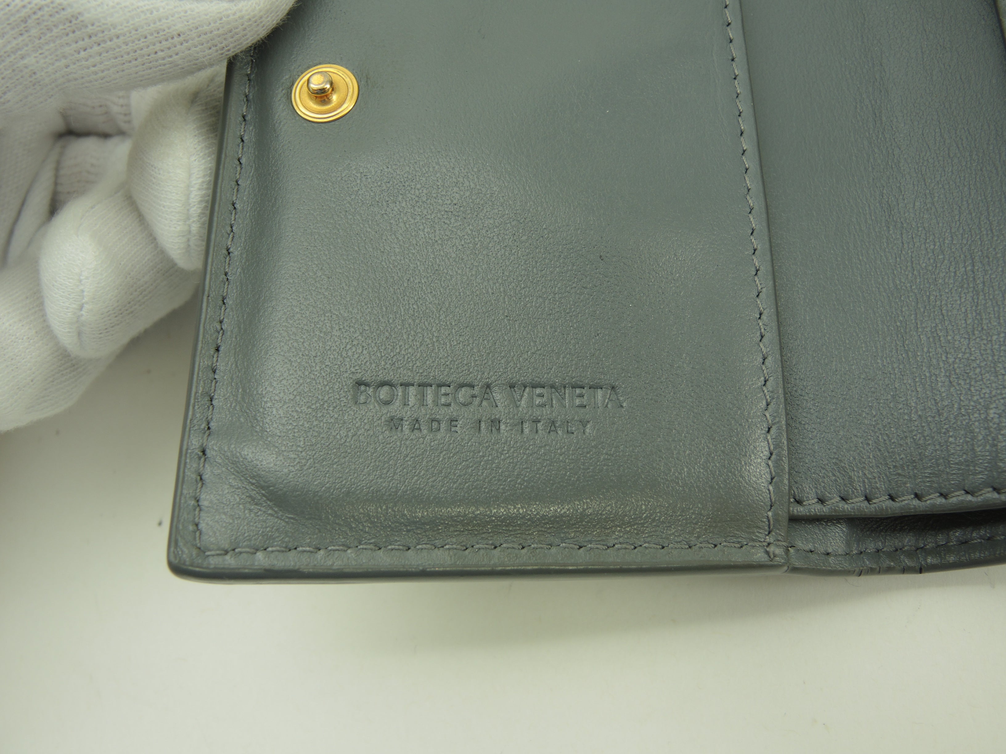 Bottega Veneta - Portafoglio Cassette in pelle grigia, a 2 scomparti, compatto, in ottime condizioni @A00034351Z