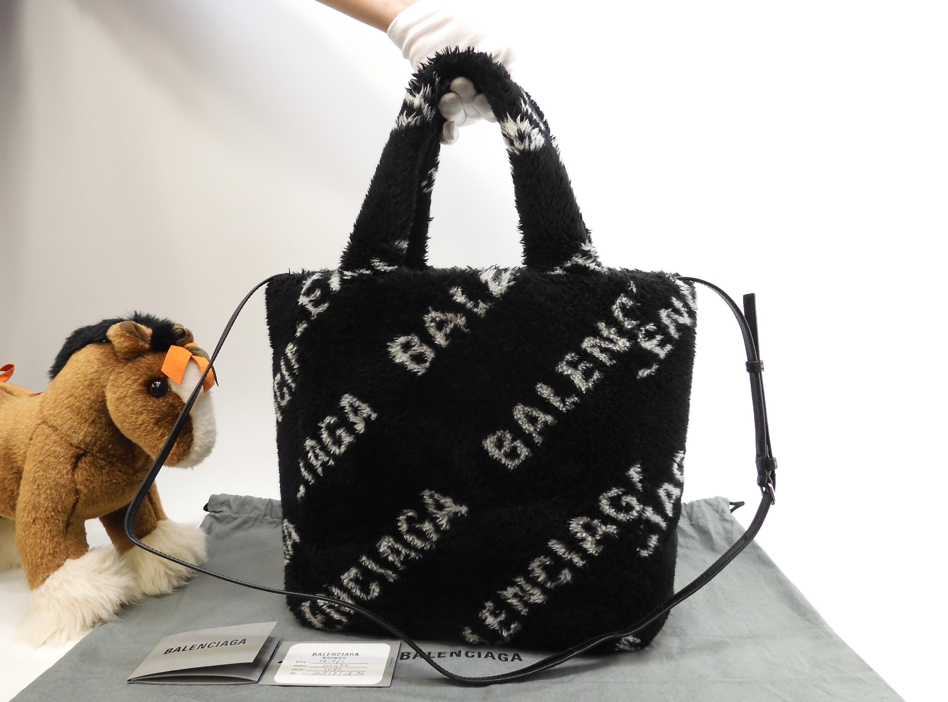 Balenciaga borsa tote Everyday in montone nero e bianco con tracolla @ 27