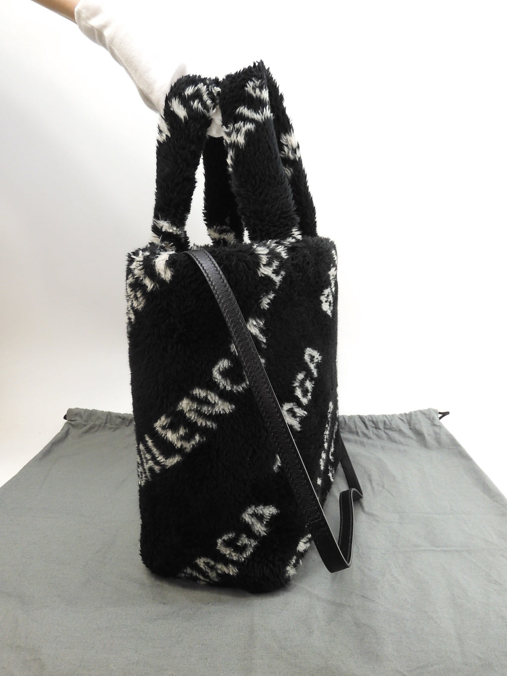 Balenciaga borsa tote Everyday in montone nero e bianco con tracolla @ 27