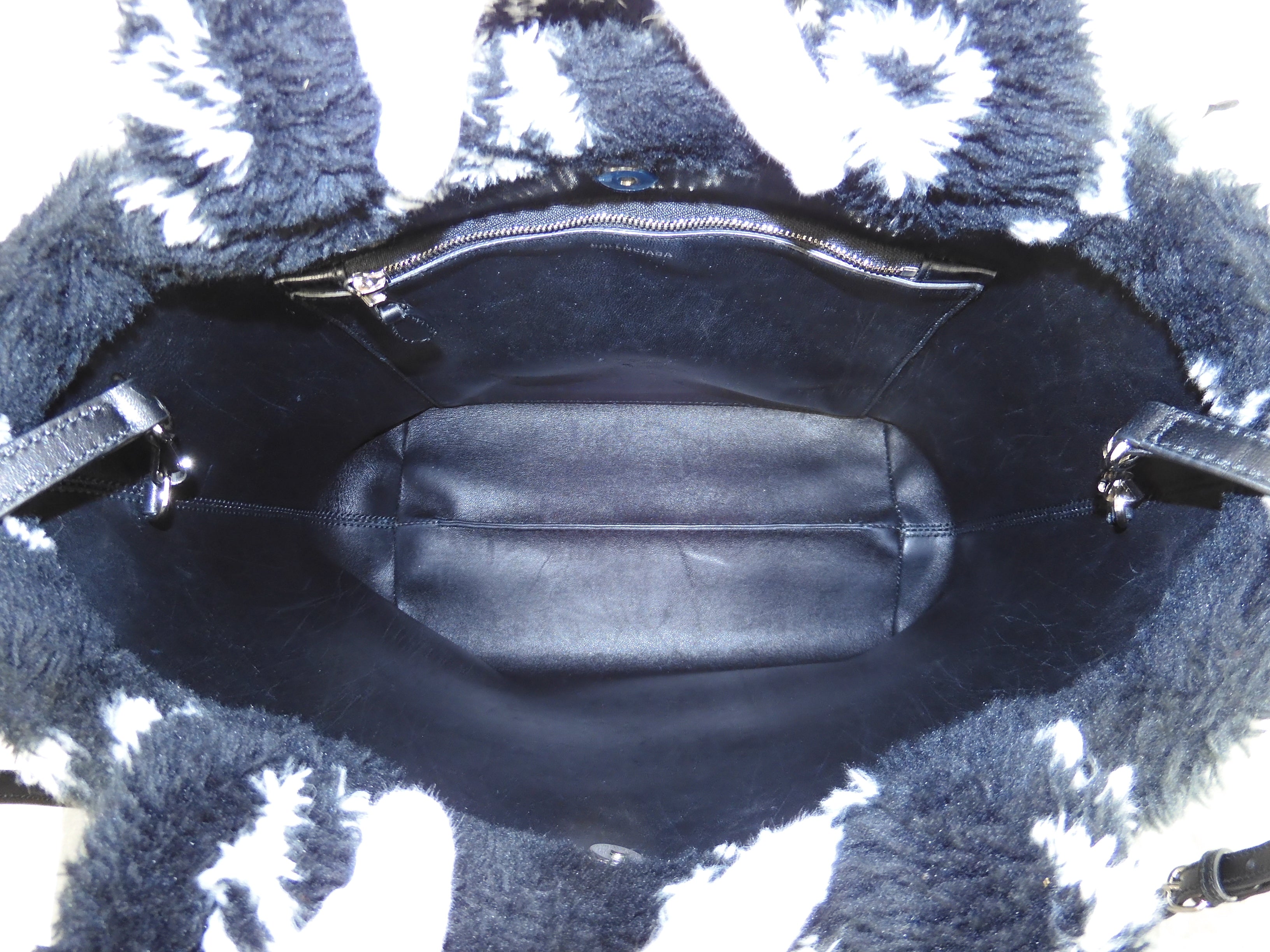 Balenciaga borsa tote Everyday in montone nero e bianco con tracolla @ 27