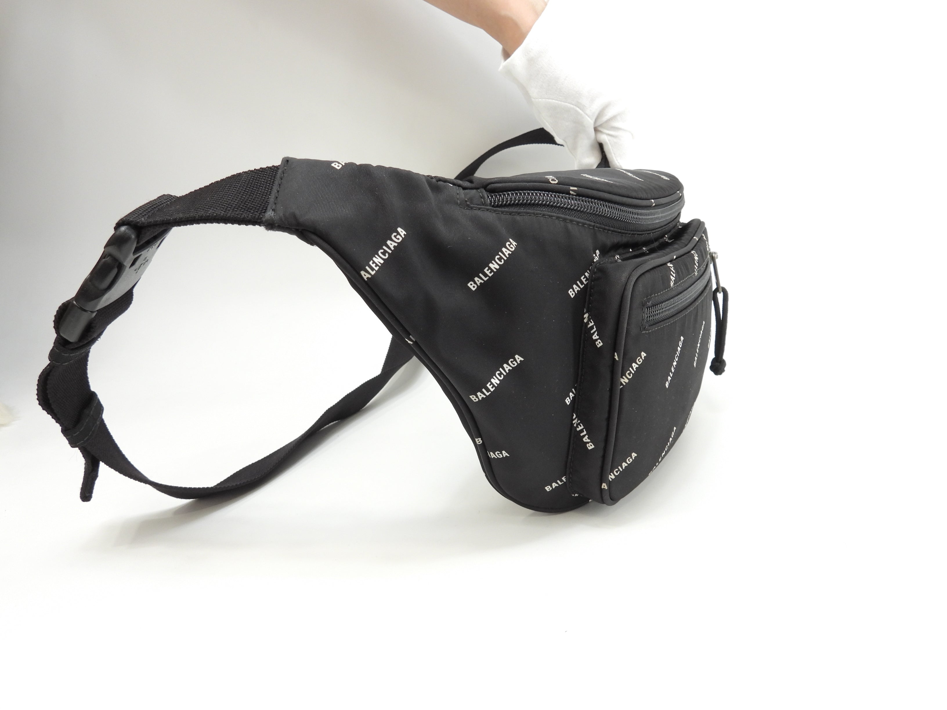 Marsupio Balenciaga Explorer in nylon nero con logo bianco @ 5