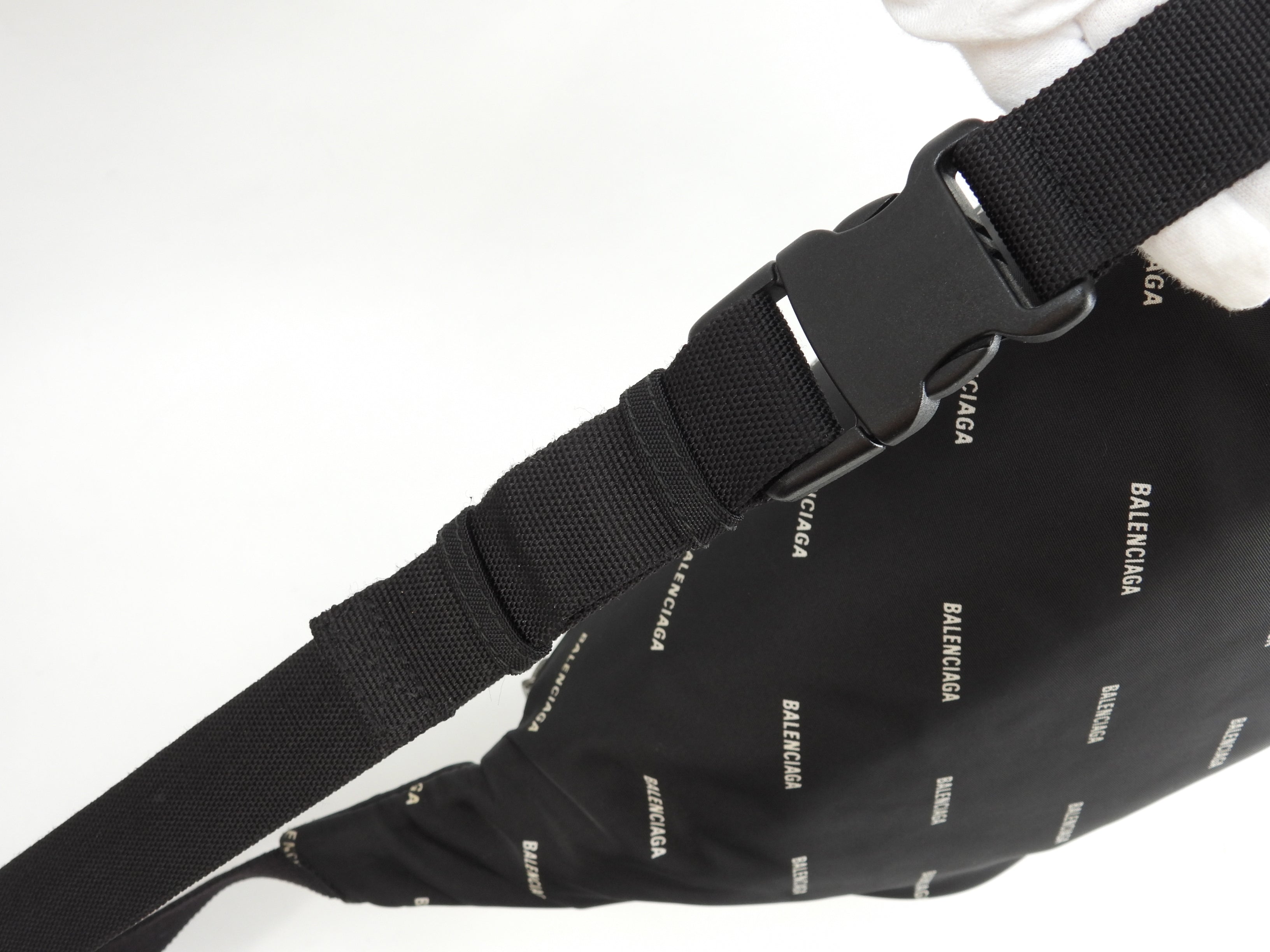 Marsupio Balenciaga Explorer in nylon nero con logo bianco @ 5