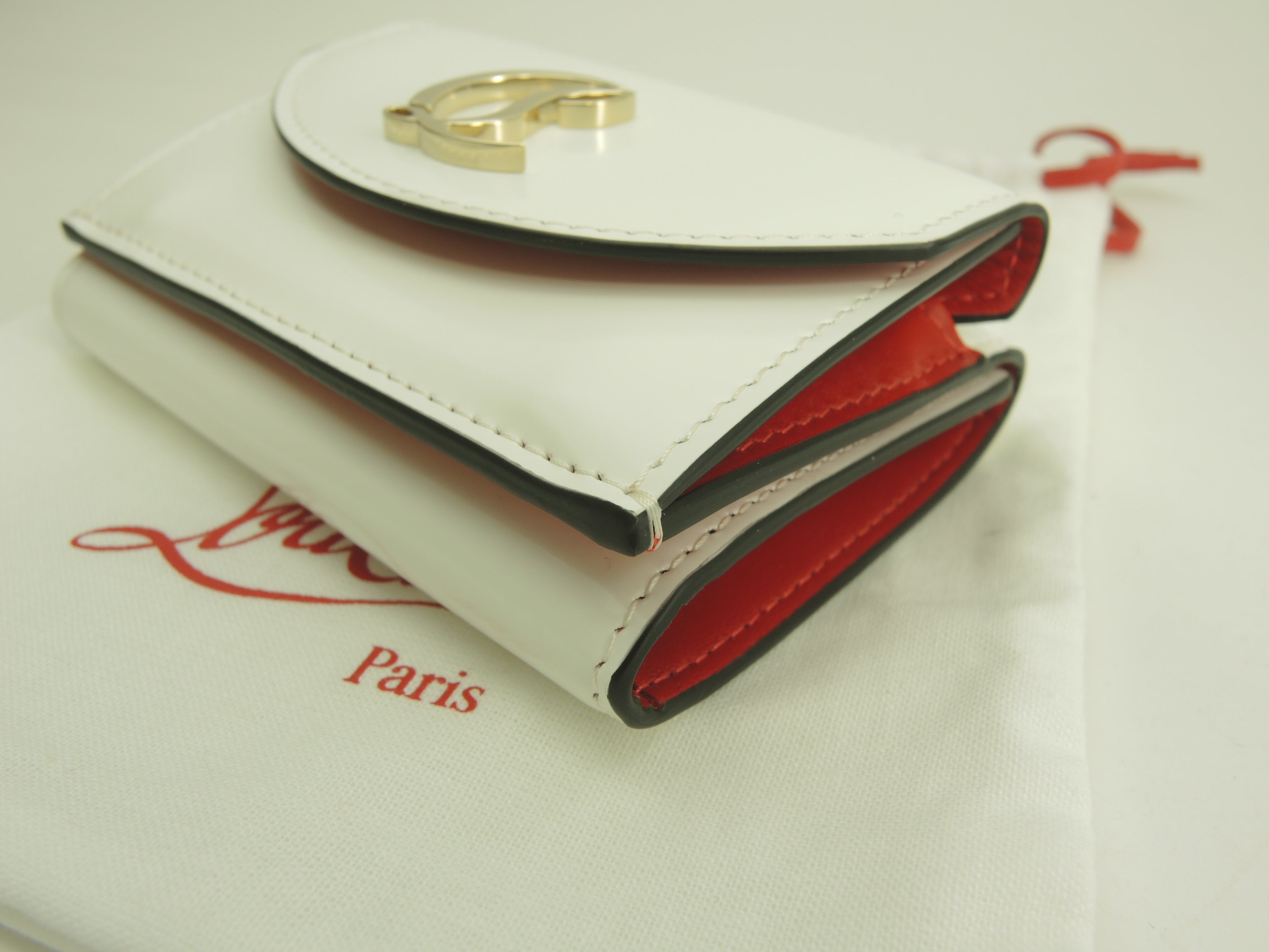 Christian Louboutin portafoglio mini a 3 ante Loubi54 pelle verniciata bianca portafoglio compatto inutilizzato @ 2