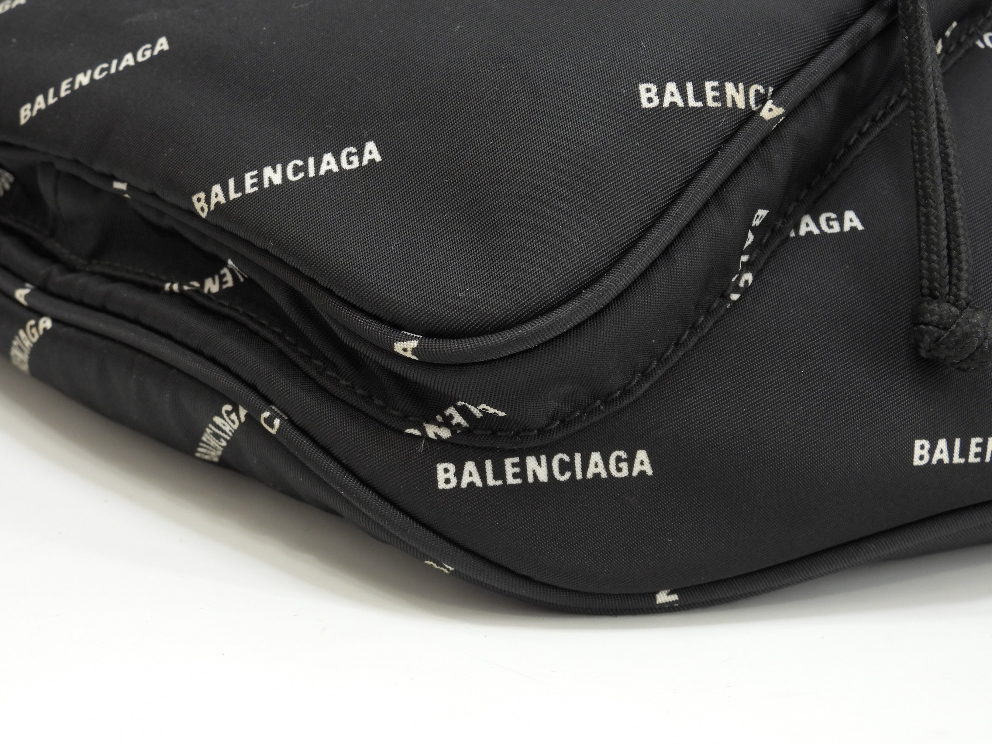 Marsupio Balenciaga Explorer in nylon nero con logo bianco @ 5