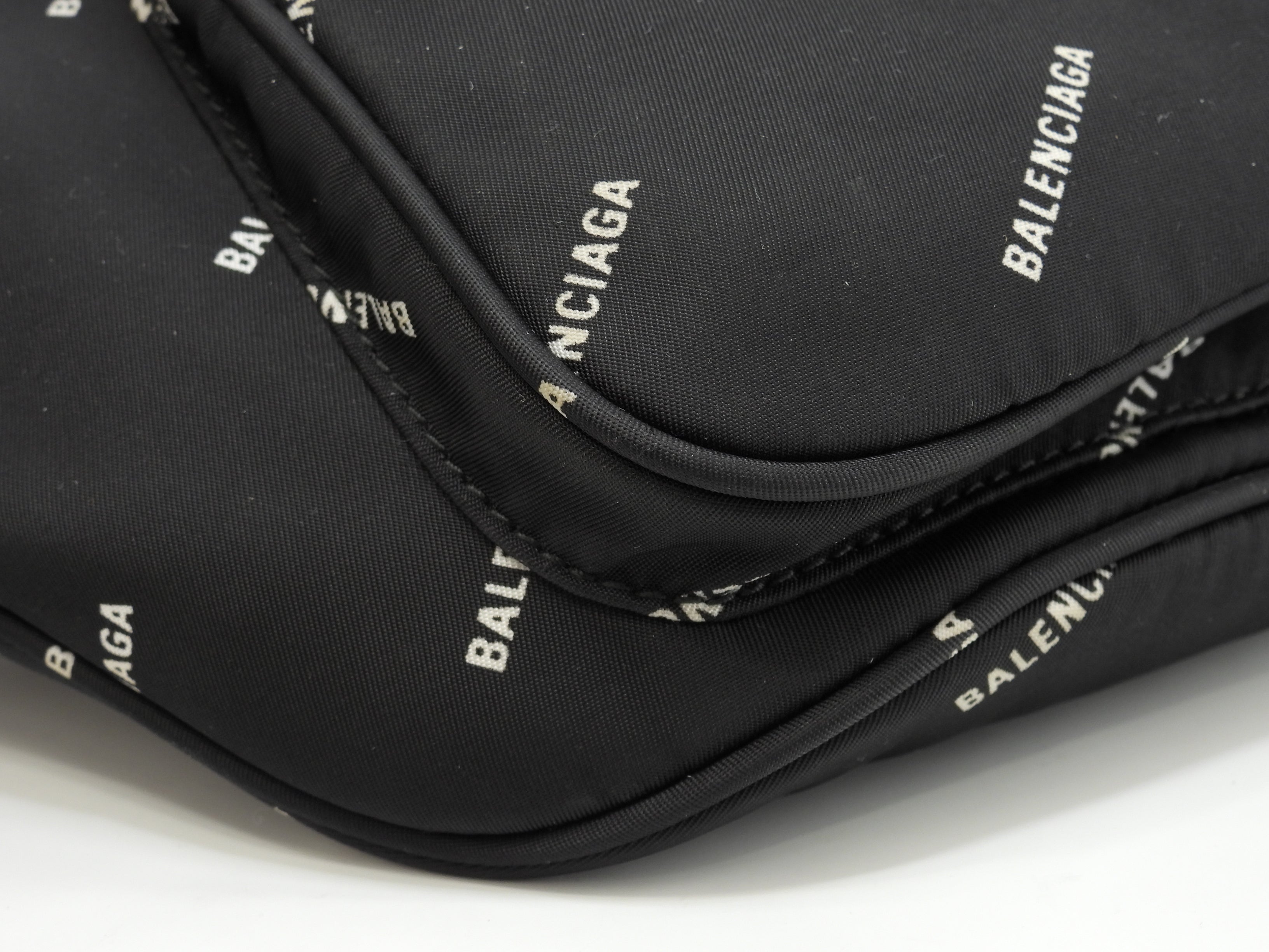 Marsupio Balenciaga Explorer in nylon nero con logo bianco @ 5