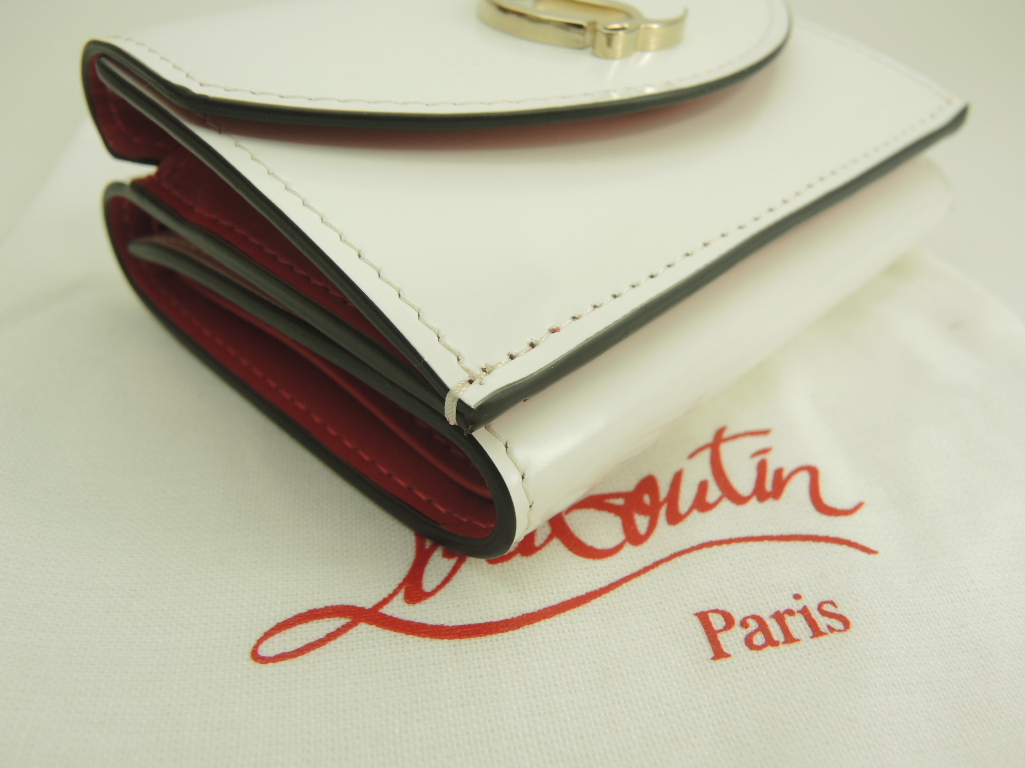Christian Louboutin portafoglio mini a 3 ante Loubi54 pelle verniciata bianca portafoglio compatto inutilizzato @ 2