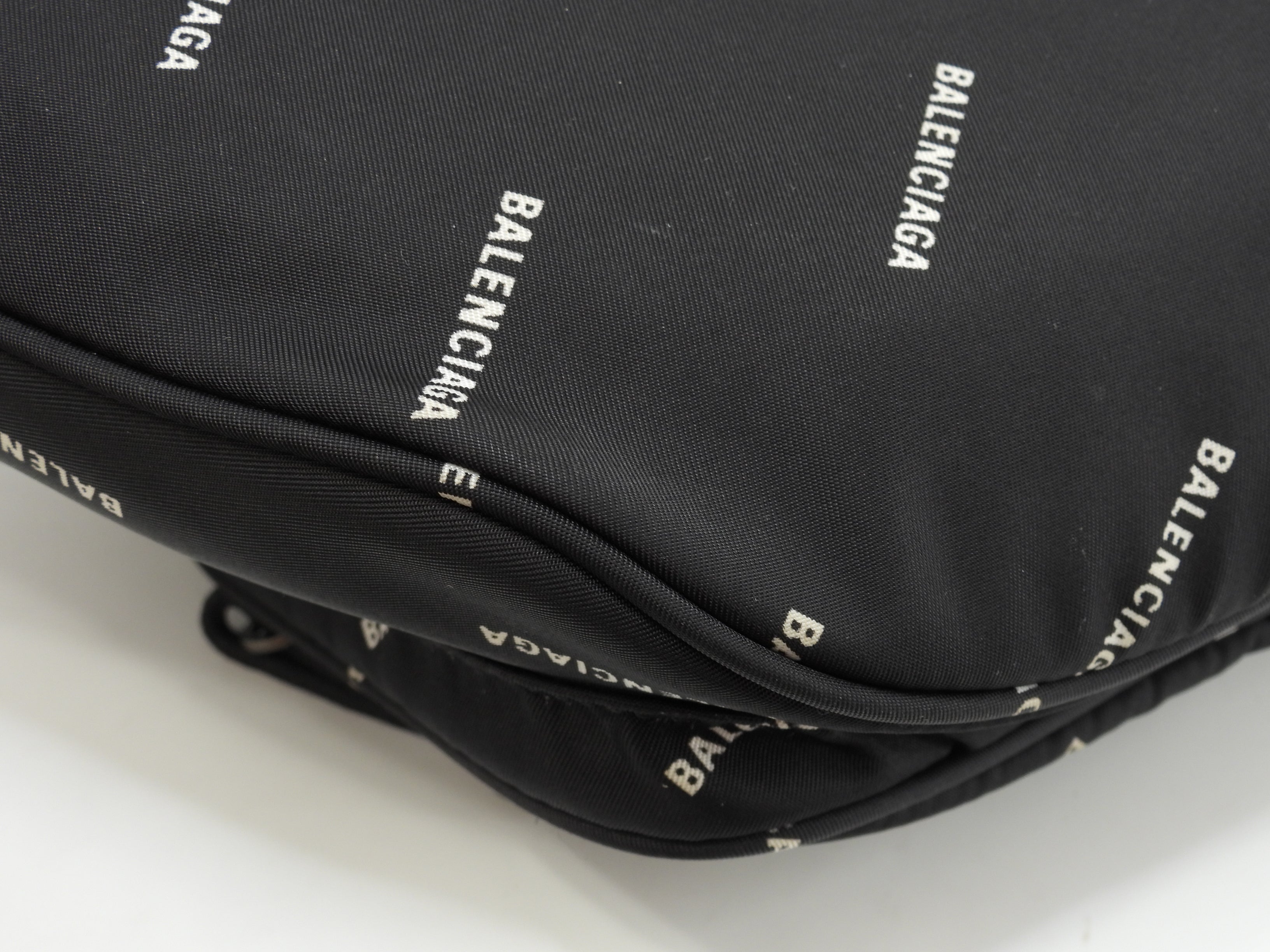 Marsupio Balenciaga Explorer in nylon nero con logo bianco @ 5
