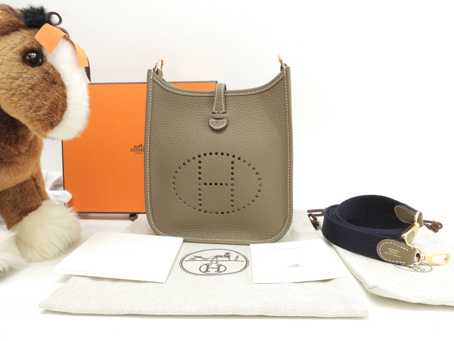 Hermès Evelyne TPM in pelle Taurillon Clémence, colore Etoupe, borsa a tracolla con hardware dorato, nuova di zecca@Z 4