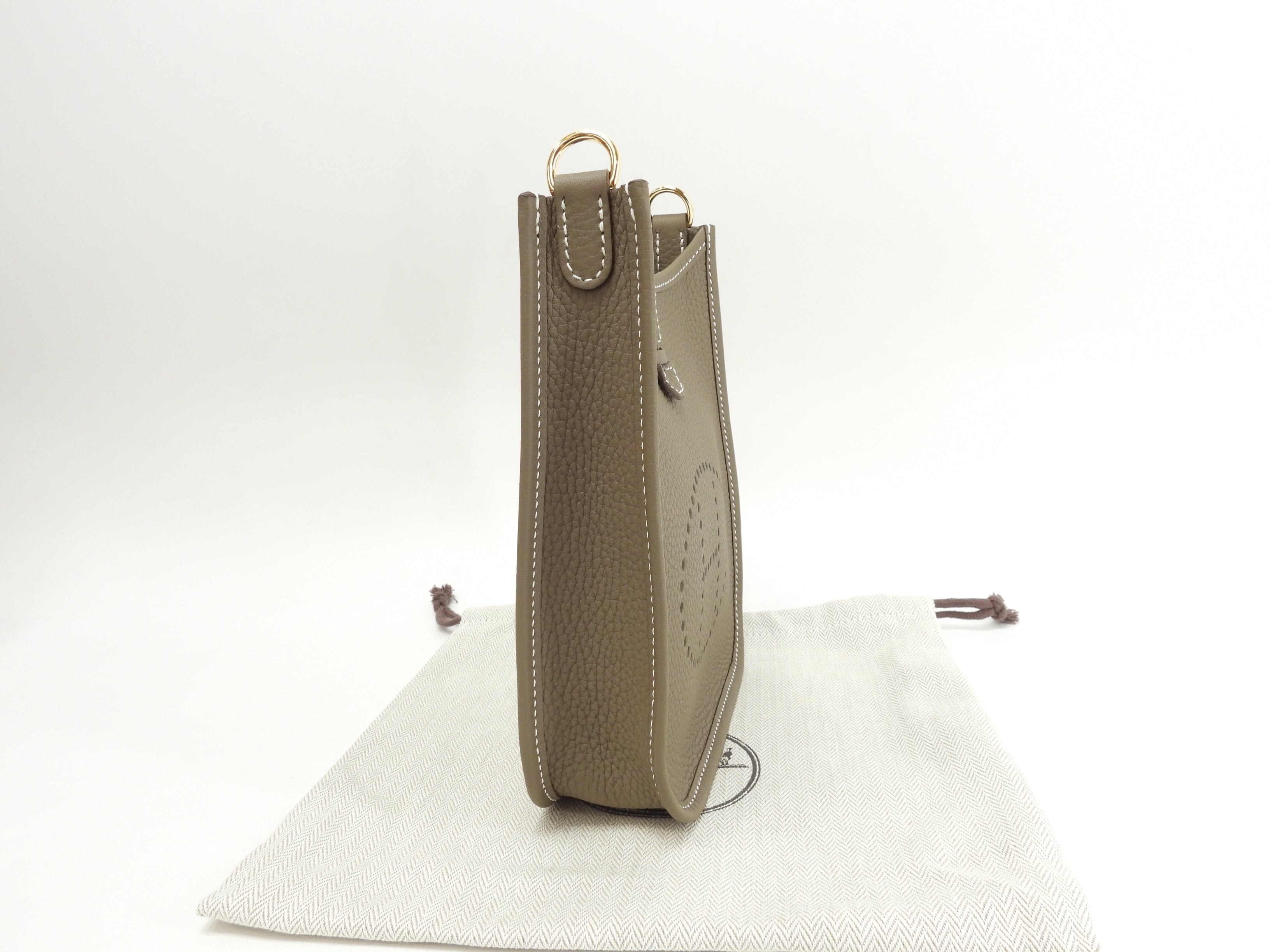 Hermès Evelyne TPM in pelle Taurillon Clémence, colore Etoupe, borsa a tracolla con hardware dorato, nuova di zecca@Z 4