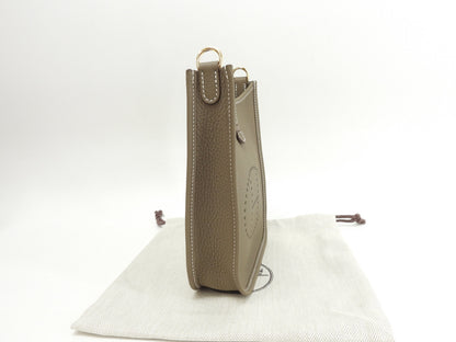Hermès Evelyne TPM in pelle Taurillon Clémence, colore Etoupe, borsa a tracolla con hardware dorato, nuova di zecca@Z 4