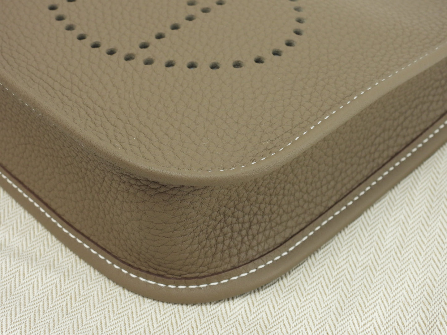 Hermès Evelyne TPM in pelle Taurillon Clémence, colore Etoupe, borsa a tracolla con hardware dorato, nuova di zecca@Z 4