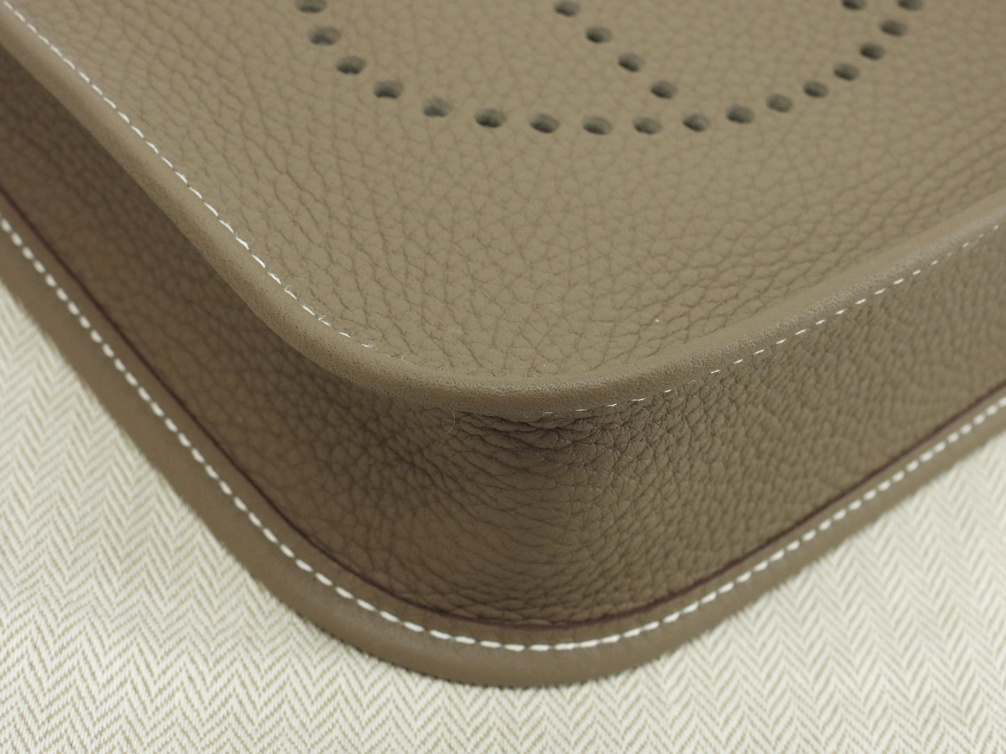 Hermès Evelyne TPM in pelle Taurillon Clémence, colore Etoupe, borsa a tracolla con hardware dorato, nuova di zecca@Z 4