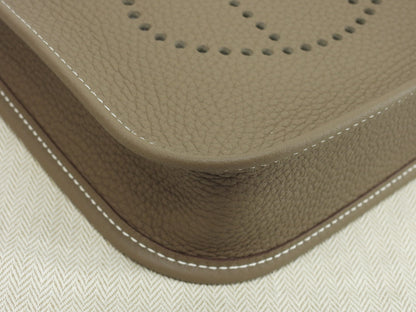 Hermès Evelyne TPM in pelle Taurillon Clémence, colore Etoupe, borsa a tracolla con hardware dorato, nuova di zecca@Z 4
