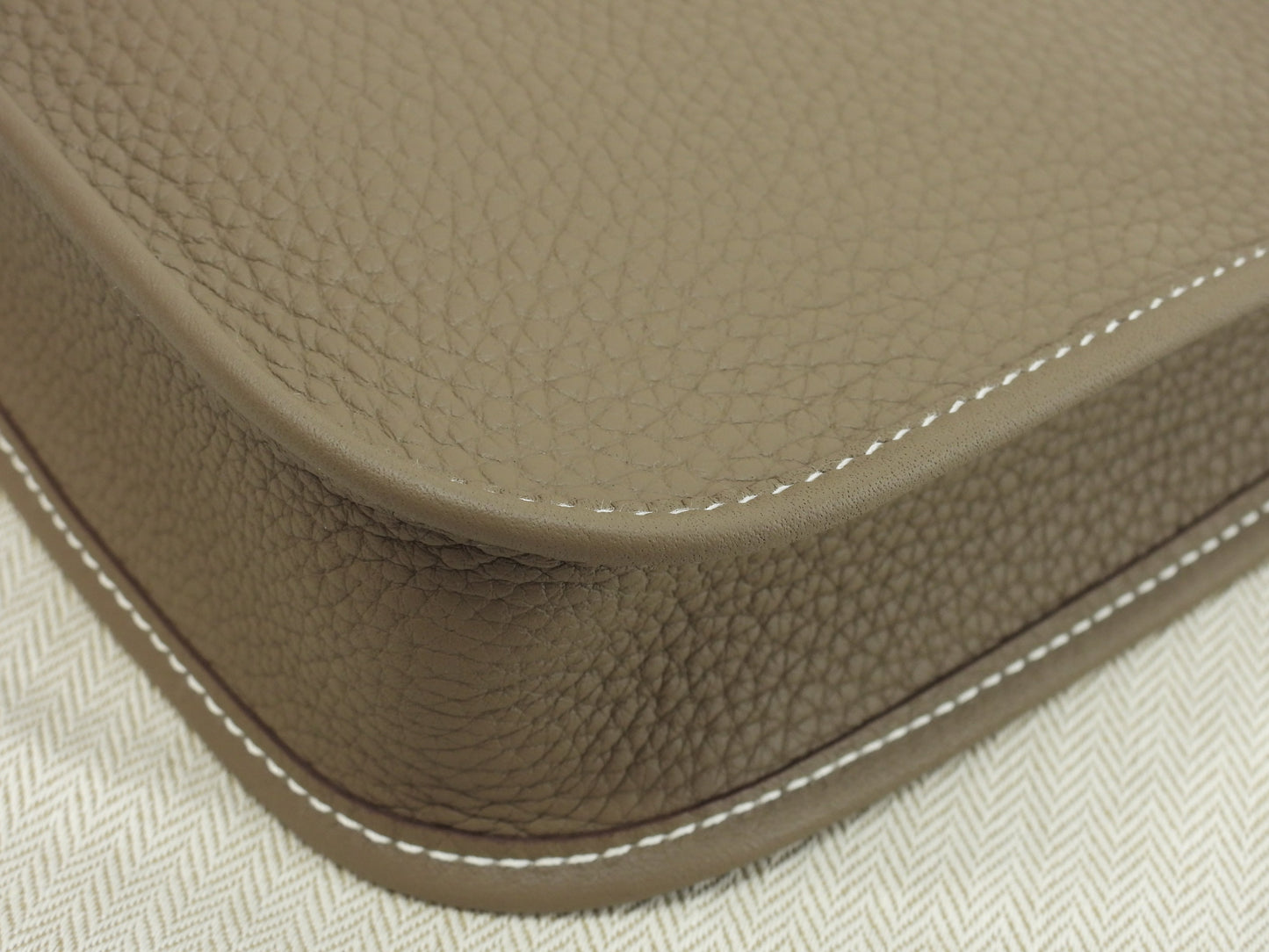 Hermès Evelyne TPM in pelle Taurillon Clémence, colore Etoupe, borsa a tracolla con hardware dorato, nuova di zecca@Z 4