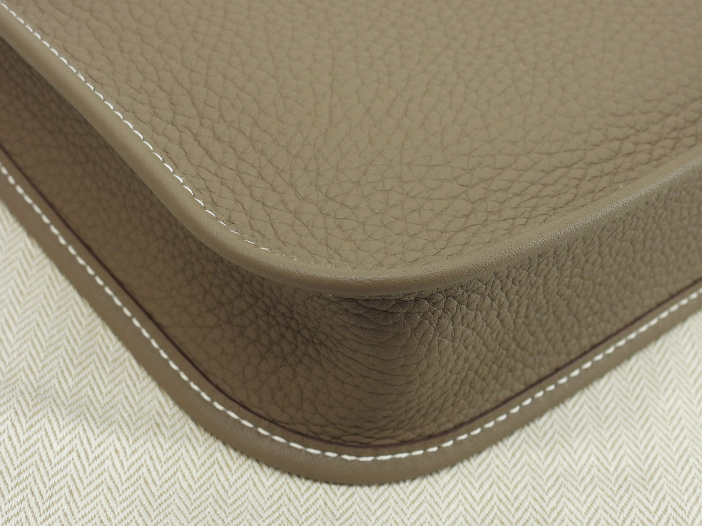 Hermès Evelyne TPM in pelle Taurillon Clémence, colore Etoupe, borsa a tracolla con hardware dorato, nuova di zecca@Z 4