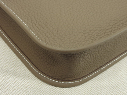 Hermès Evelyne TPM in pelle Taurillon Clémence, colore Etoupe, borsa a tracolla con hardware dorato, nuova di zecca@Z 4