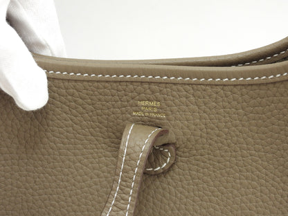 Hermès Evelyne TPM in pelle Taurillon Clémence, colore Etoupe, borsa a tracolla con hardware dorato, nuova di zecca@Z 4