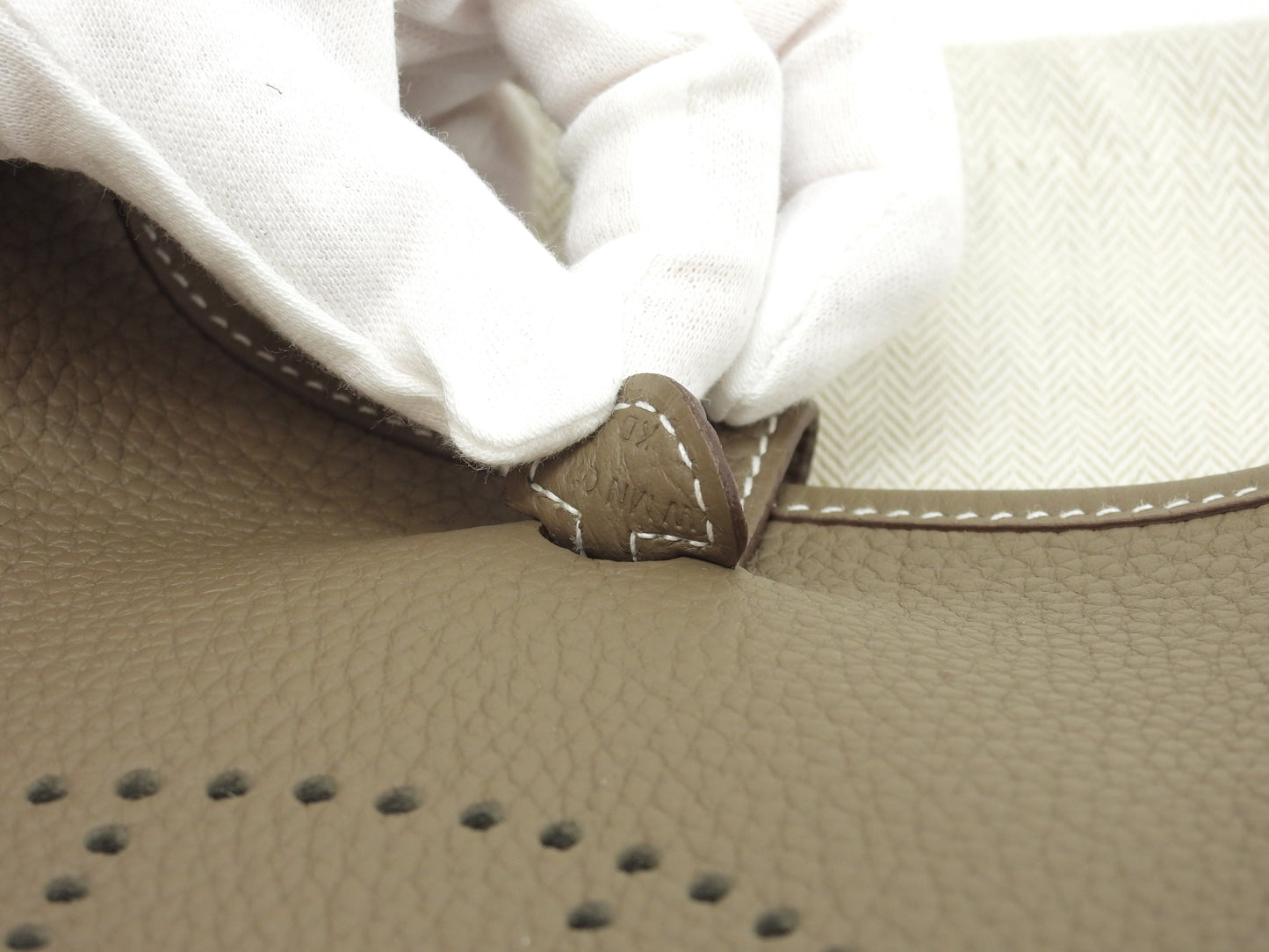 Hermès Evelyne TPM in pelle Taurillon Clémence, colore Etoupe, borsa a tracolla con hardware dorato, nuova di zecca@Z 4