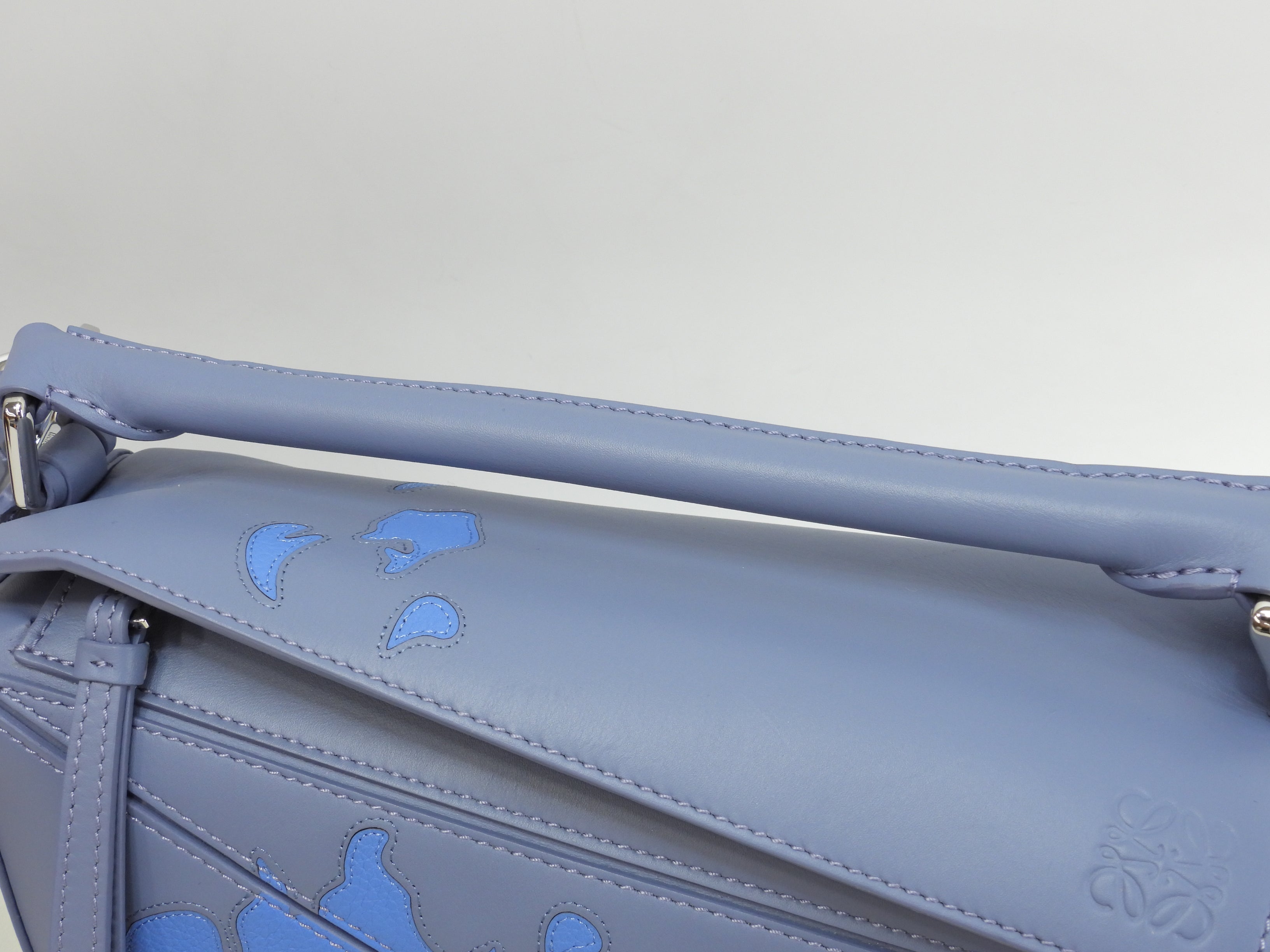Borsa Loewe Puzzle piccola Il castello errante di Howl/Calcifer, in pelle blu, borsa a mano, pochette, mai usata @012251