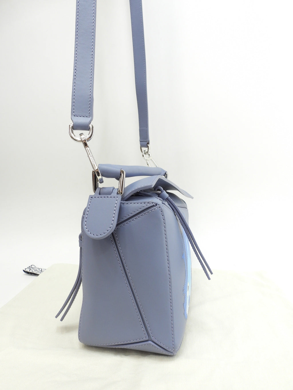 Borsa Loewe Puzzle piccola Il castello errante di Howl/Calcifer, in pelle blu, borsa a mano, pochette, mai usata @012251