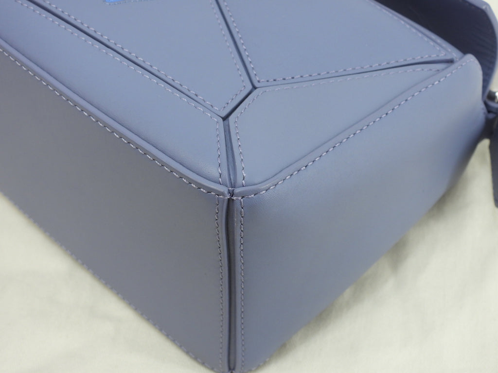 Borsa Loewe Puzzle piccola Il castello errante di Howl/Calcifer, in pelle blu, borsa a mano, pochette, mai usata @012251