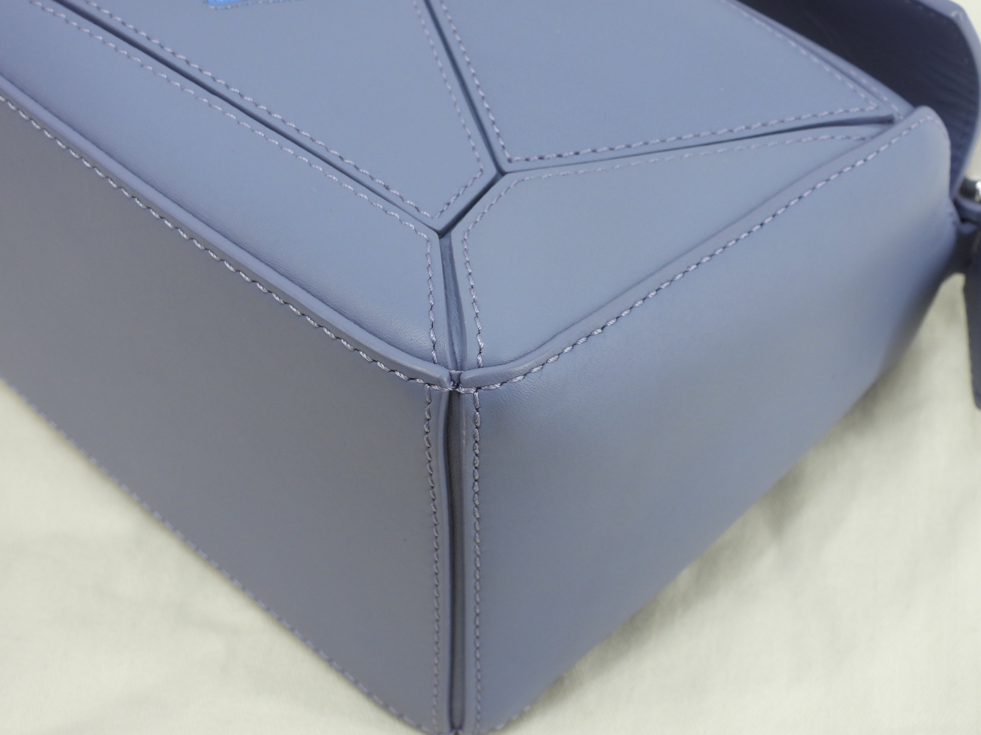 Borsa Loewe Puzzle piccola Il castello errante di Howl/Calcifer, in pelle blu, borsa a mano, pochette, mai usata @012251