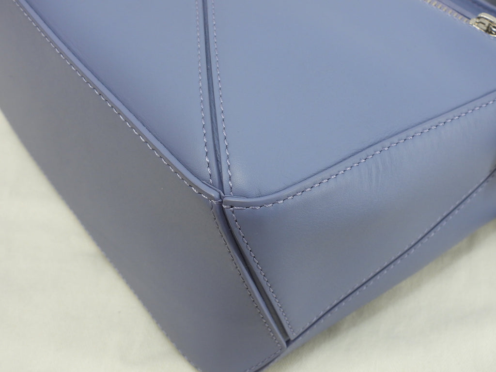 Borsa Loewe Puzzle piccola Il castello errante di Howl/Calcifer, in pelle blu, borsa a mano, pochette, mai usata @012251