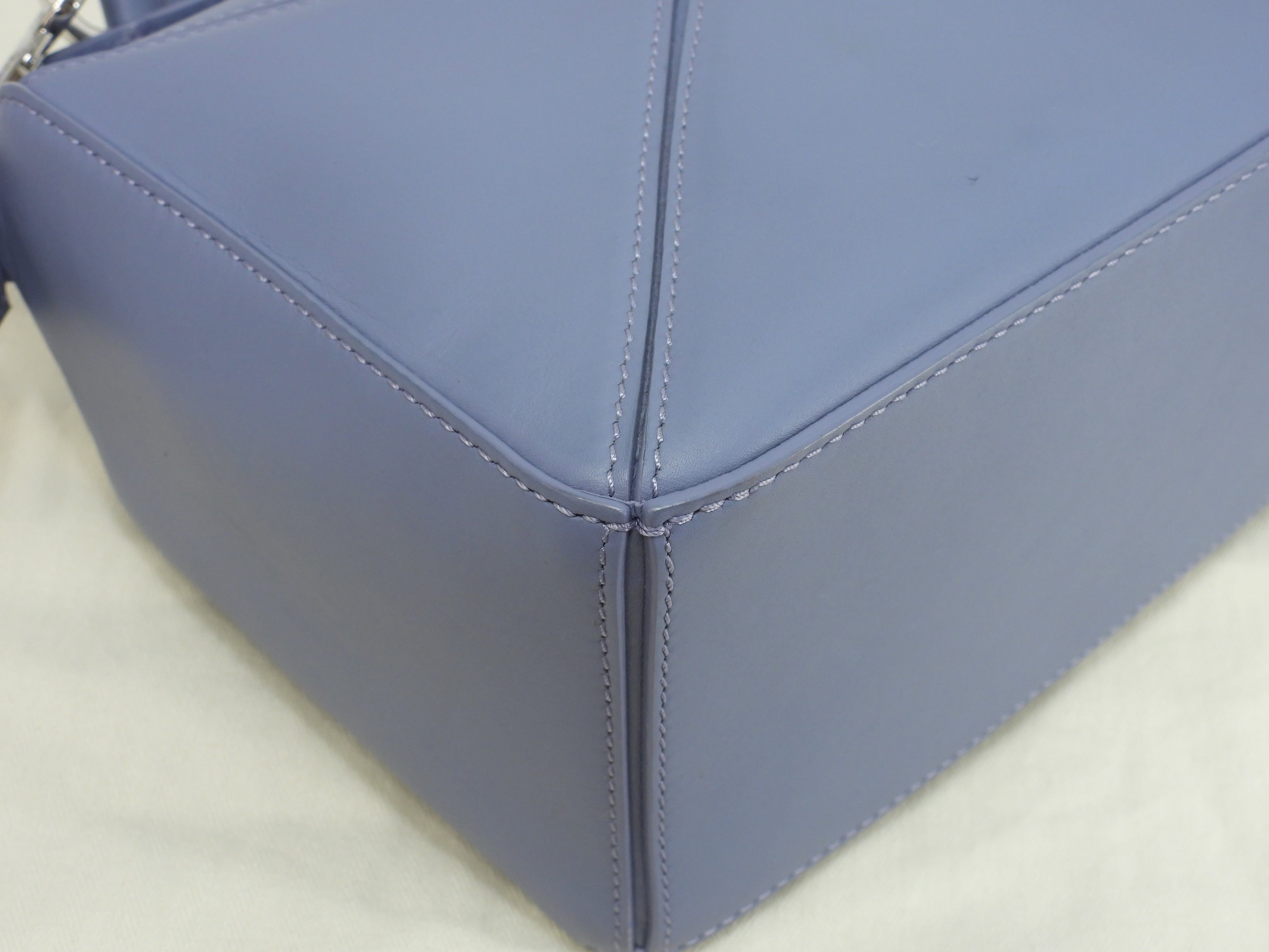 Borsa Loewe Puzzle piccola Il castello errante di Howl/Calcifer, in pelle blu, borsa a mano, pochette, mai usata @012251