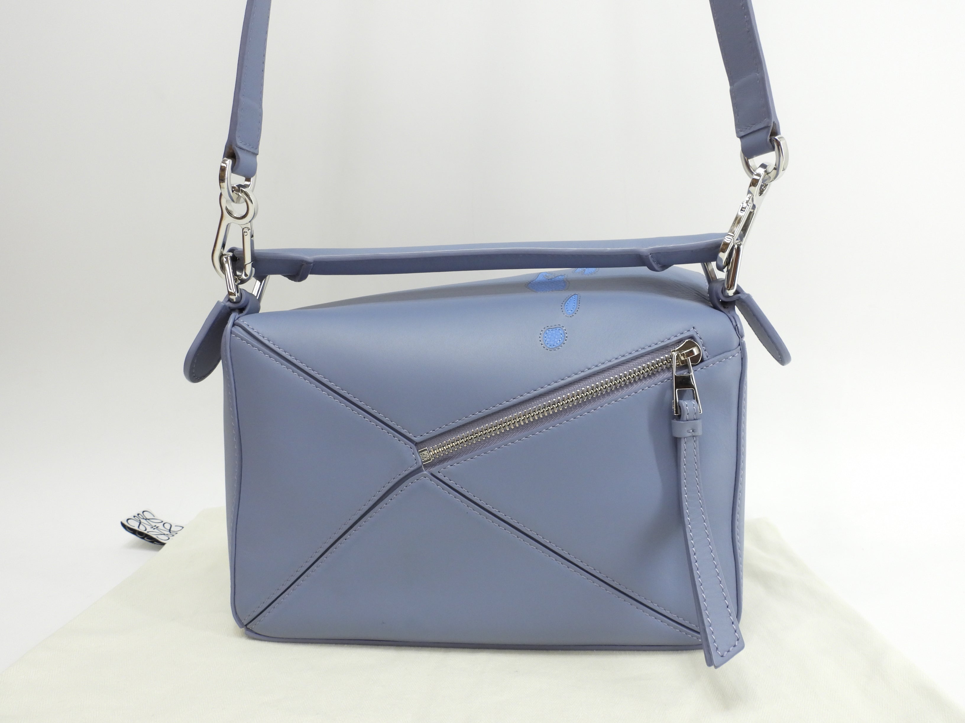 Borsa Loewe Puzzle piccola Il castello errante di Howl/Calcifer, in pelle blu, borsa a mano, pochette, mai usata @012251