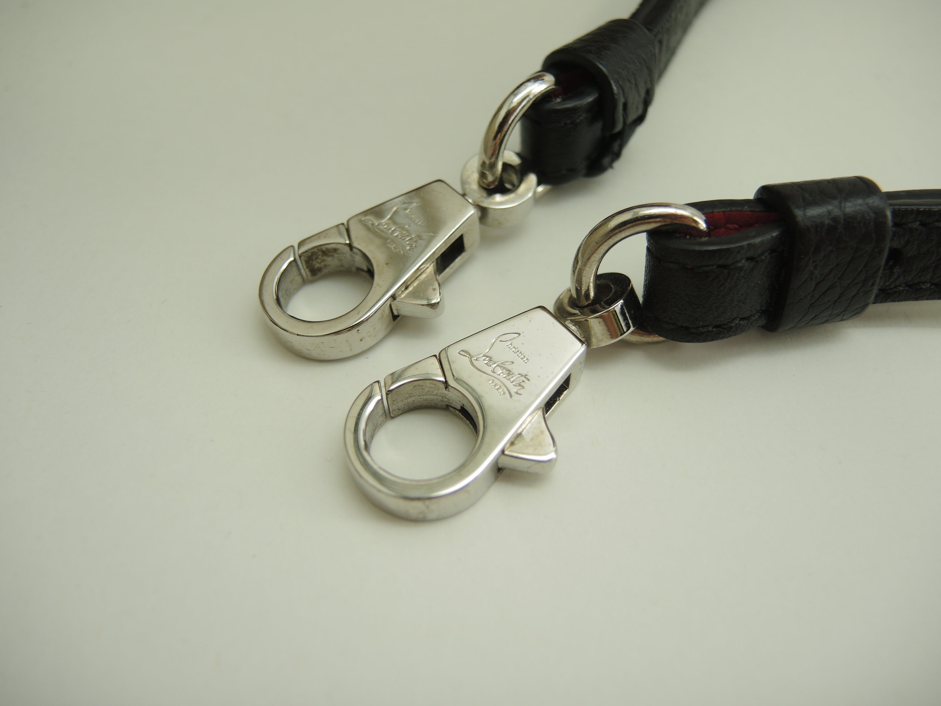 Christian Louboutin Tracolla regolabile in pelle nera e rossa (lunga) a 1