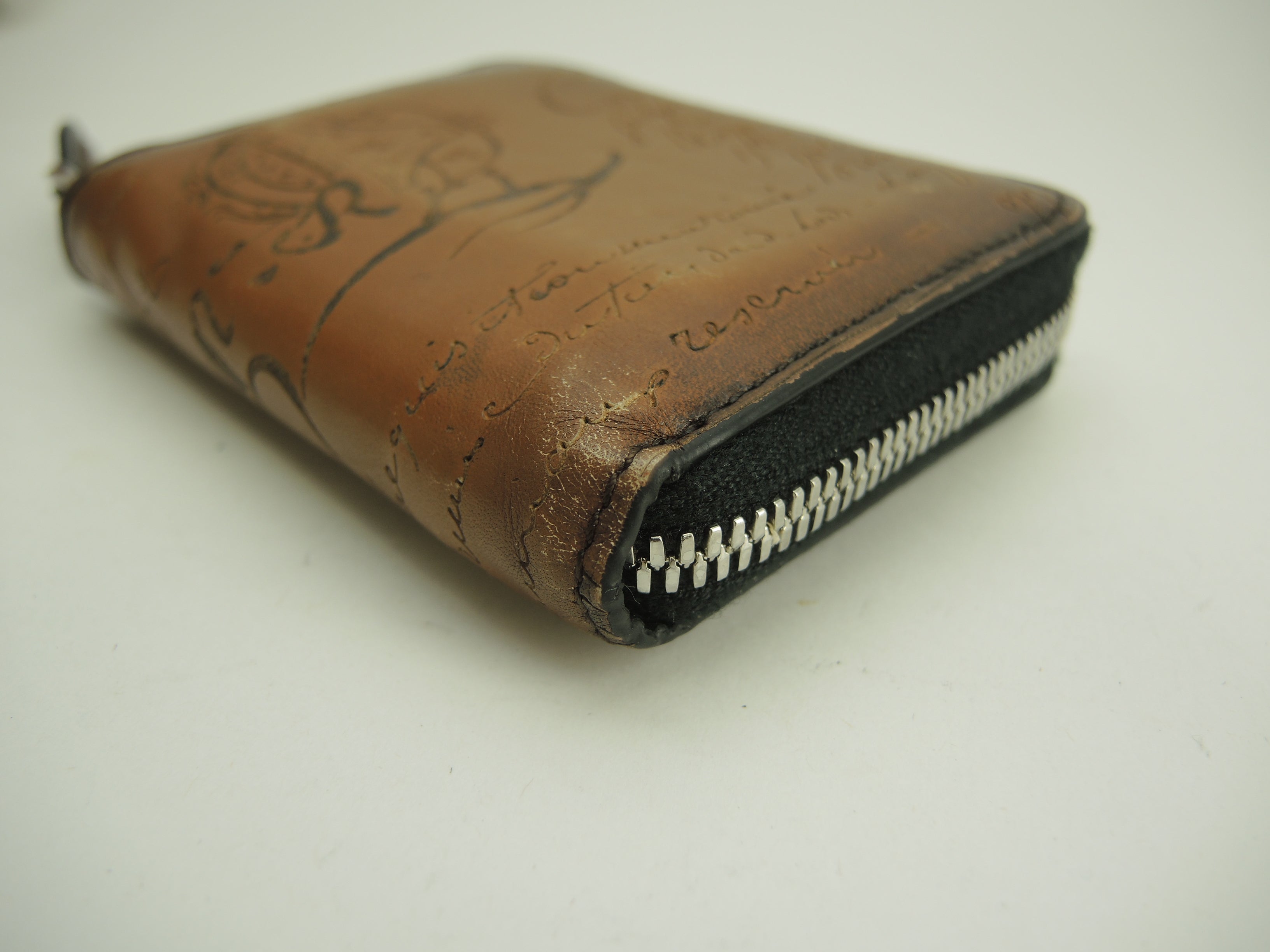 Berluti Portamonete con zip e porta carte in pelle marrone con motivo Calligraphy WAPA@F0242P 2