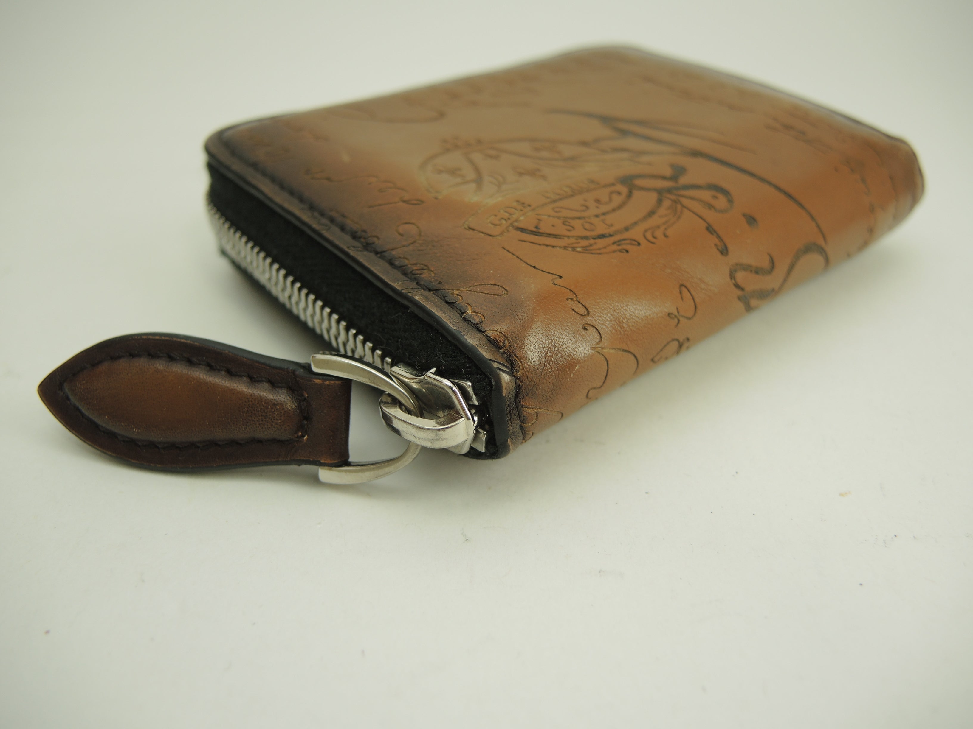 Berluti Portamonete con zip e porta carte in pelle marrone con motivo Calligraphy WAPA@F0242P 2