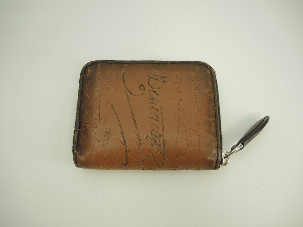 Berluti Portamonete con zip e porta carte in pelle marrone con motivo Calligraphy WAPA@F0242P 2