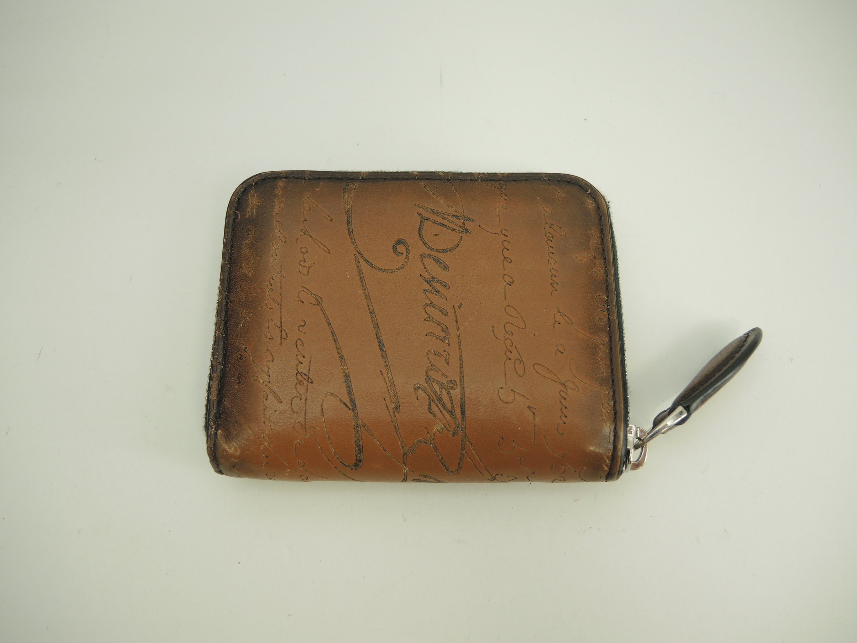 Berluti Portamonete con zip e porta carte in pelle marrone con motivo Calligraphy WAPA@F0242P 2