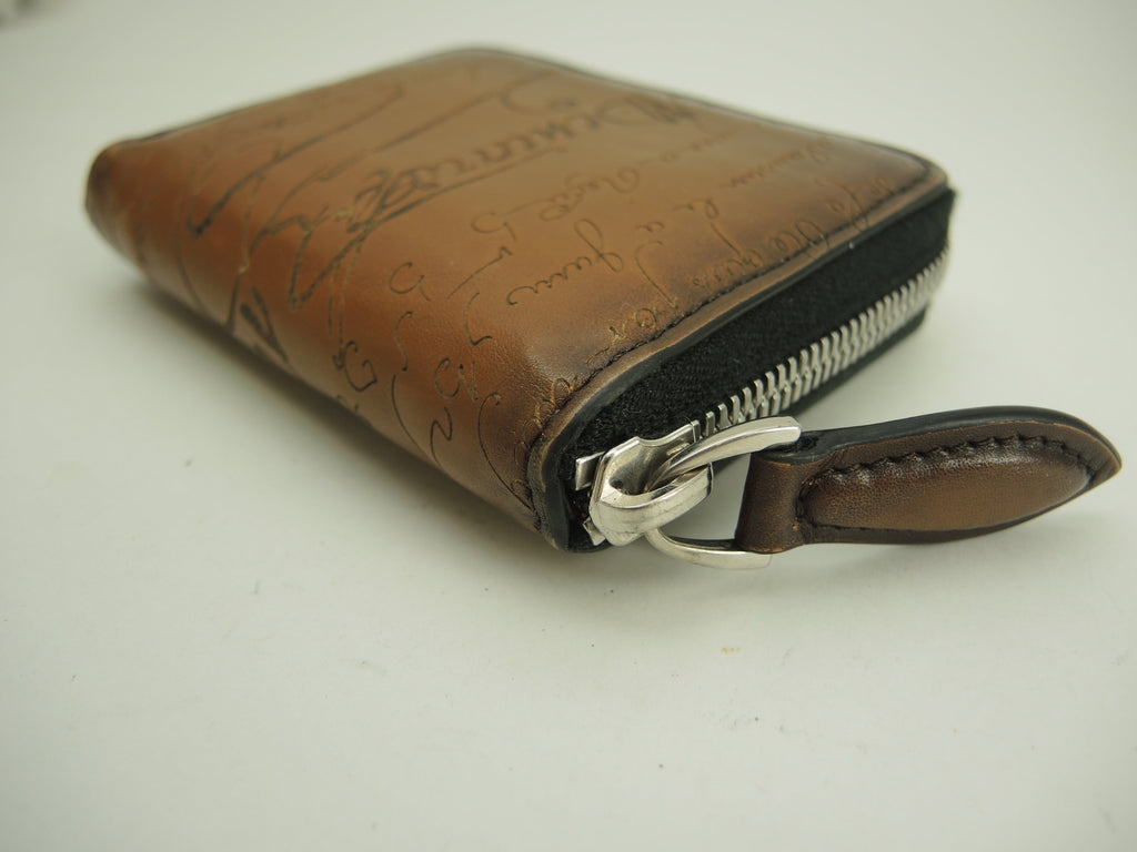 Berluti Portamonete con zip e porta carte in pelle marrone con motivo Calligraphy WAPA@F0242P 2