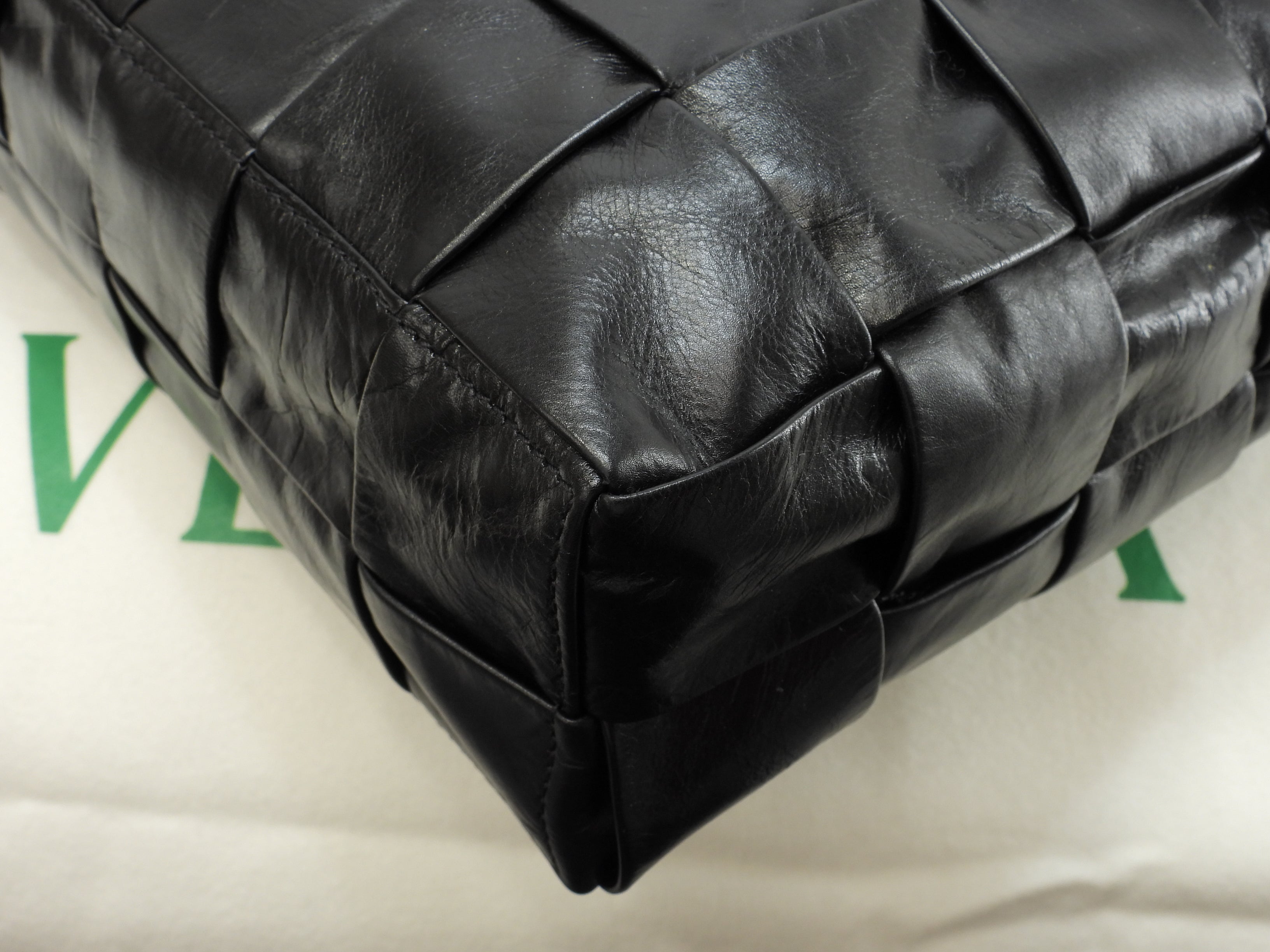 Bottega Veneta Borsa tote da uomo grande Cassette in pelle nera Borsa a tracolla verticale Ottime condizioni@B09253579C