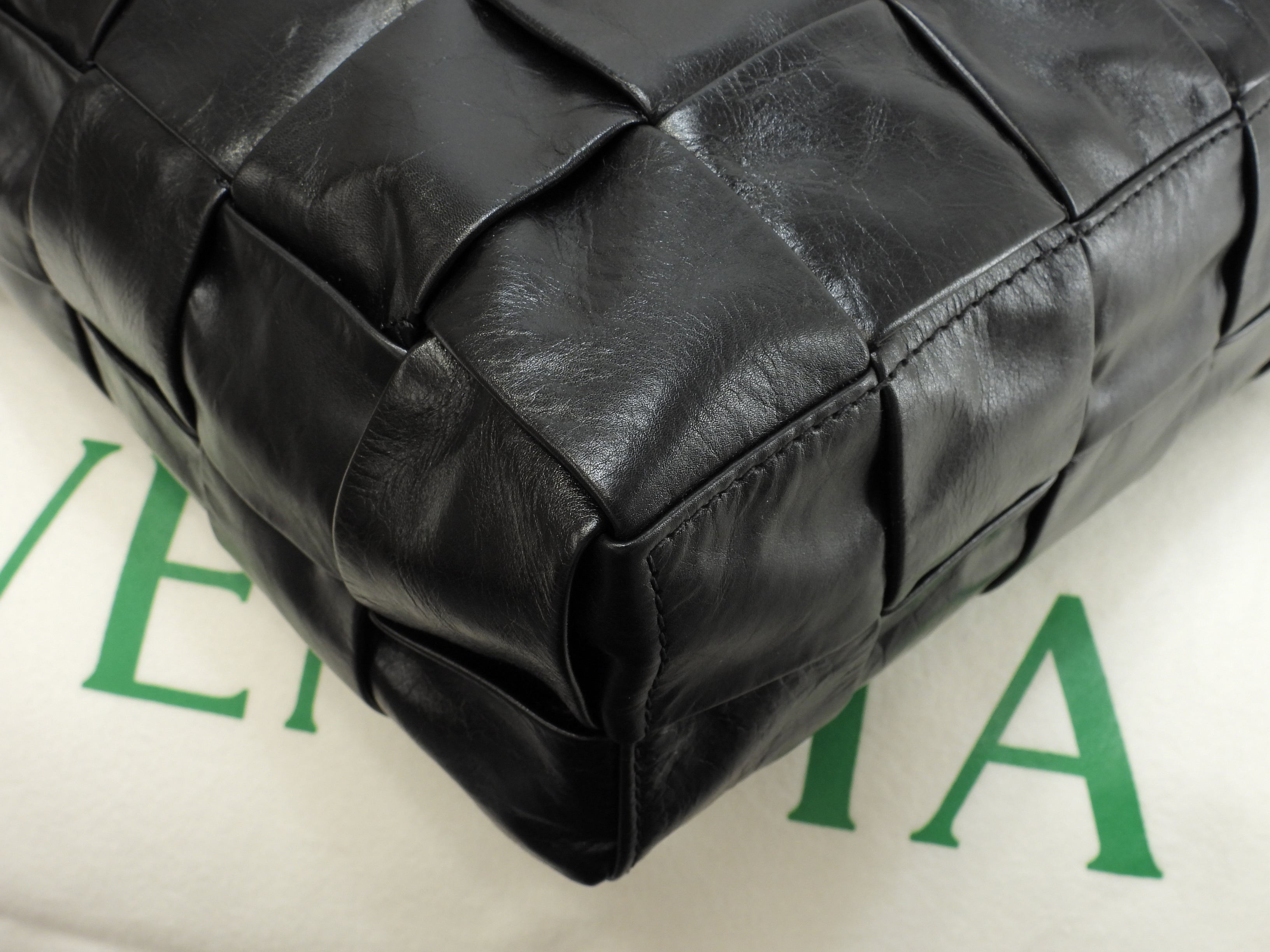 Bottega Veneta Borsa tote da uomo grande Cassette in pelle nera Borsa a tracolla verticale Ottime condizioni@B09253579C