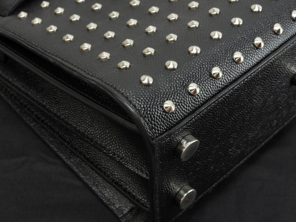 Saint Laurent Sac de Jour Nano con borchie in pelle nera, mini borsa a mano, pochette YSL, ottime condizioni @ 73