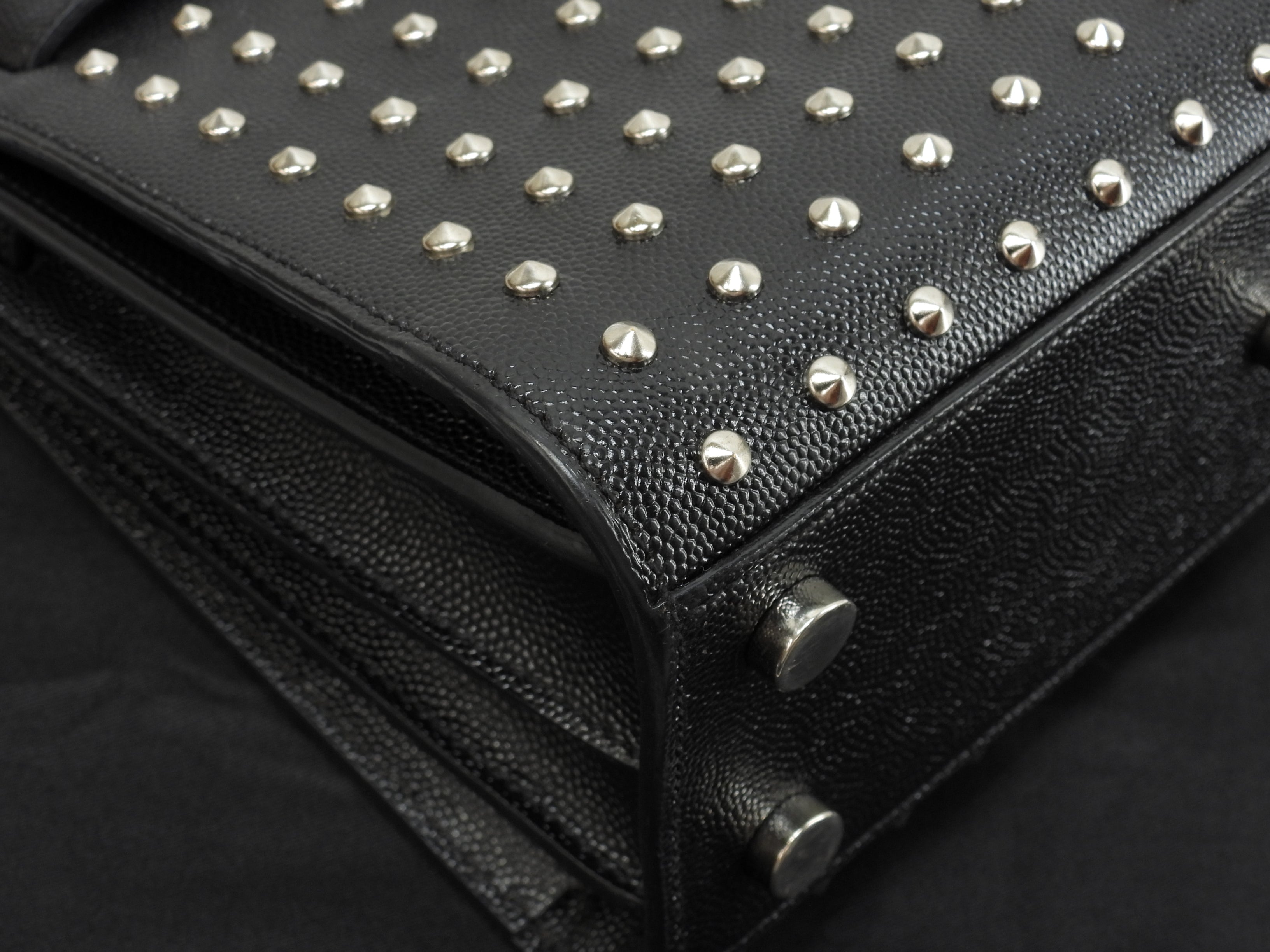 Saint Laurent Sac de Jour Nano con borchie in pelle nera, mini borsa a mano, pochette YSL, ottime condizioni @ 73