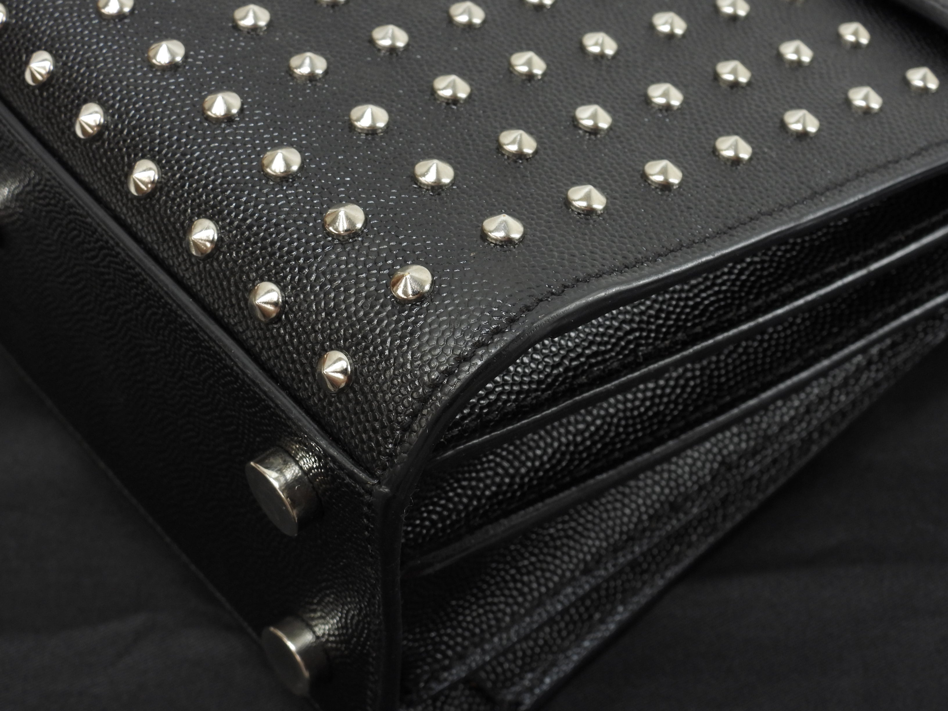 Saint Laurent Sac de Jour Nano con borchie in pelle nera, mini borsa a mano, pochette YSL, ottime condizioni @ 73