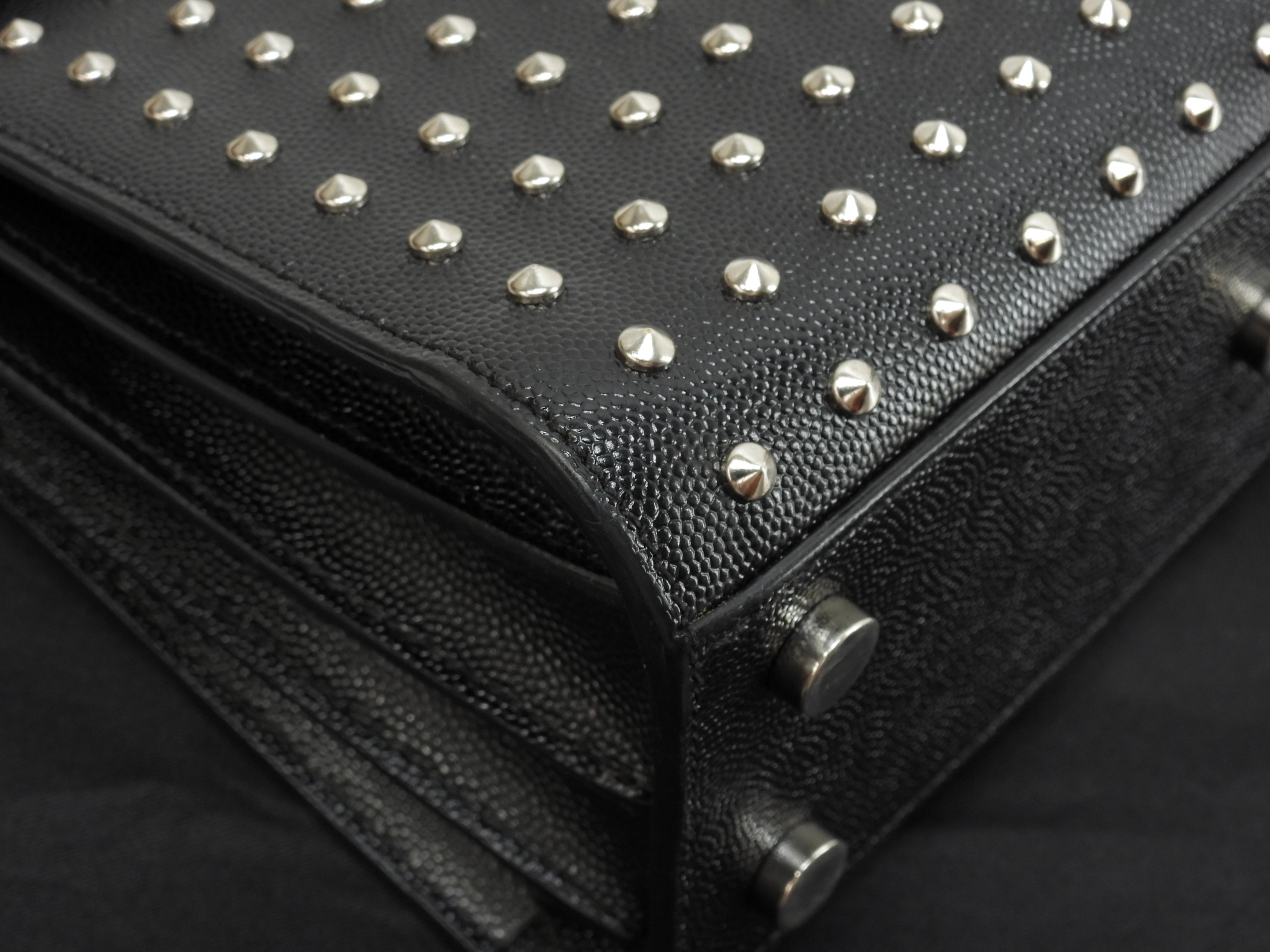 Saint Laurent Sac de Jour Nano con borchie in pelle nera, mini borsa a mano, pochette YSL, ottime condizioni @ 73