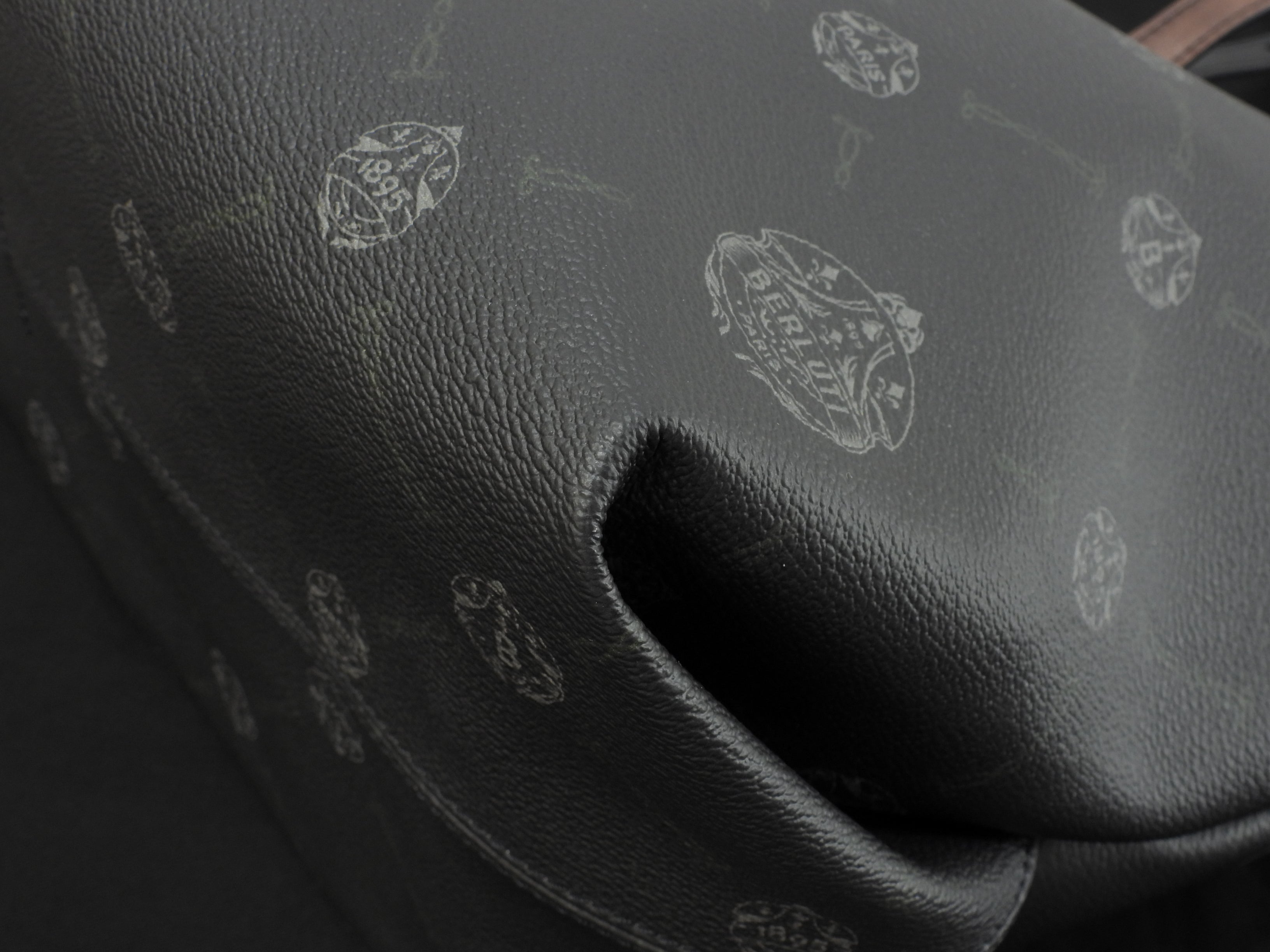 Berluti Pure Signature Borsa a tracolla shopping uomo in pelle scura e nera, condizioni eccellenti@U0211