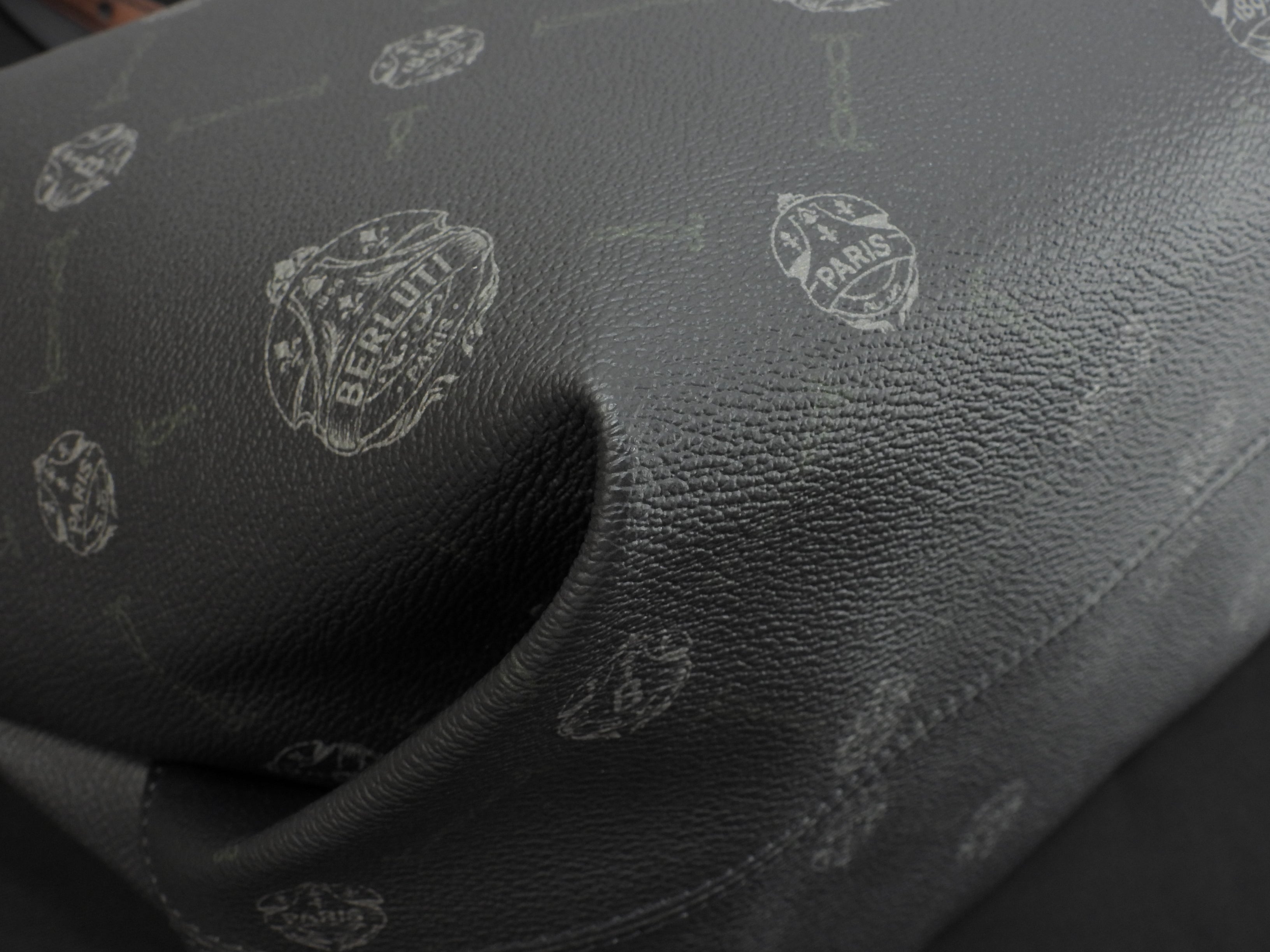 Berluti Pure Signature Borsa a tracolla shopping uomo in pelle scura e nera, condizioni eccellenti@U0211