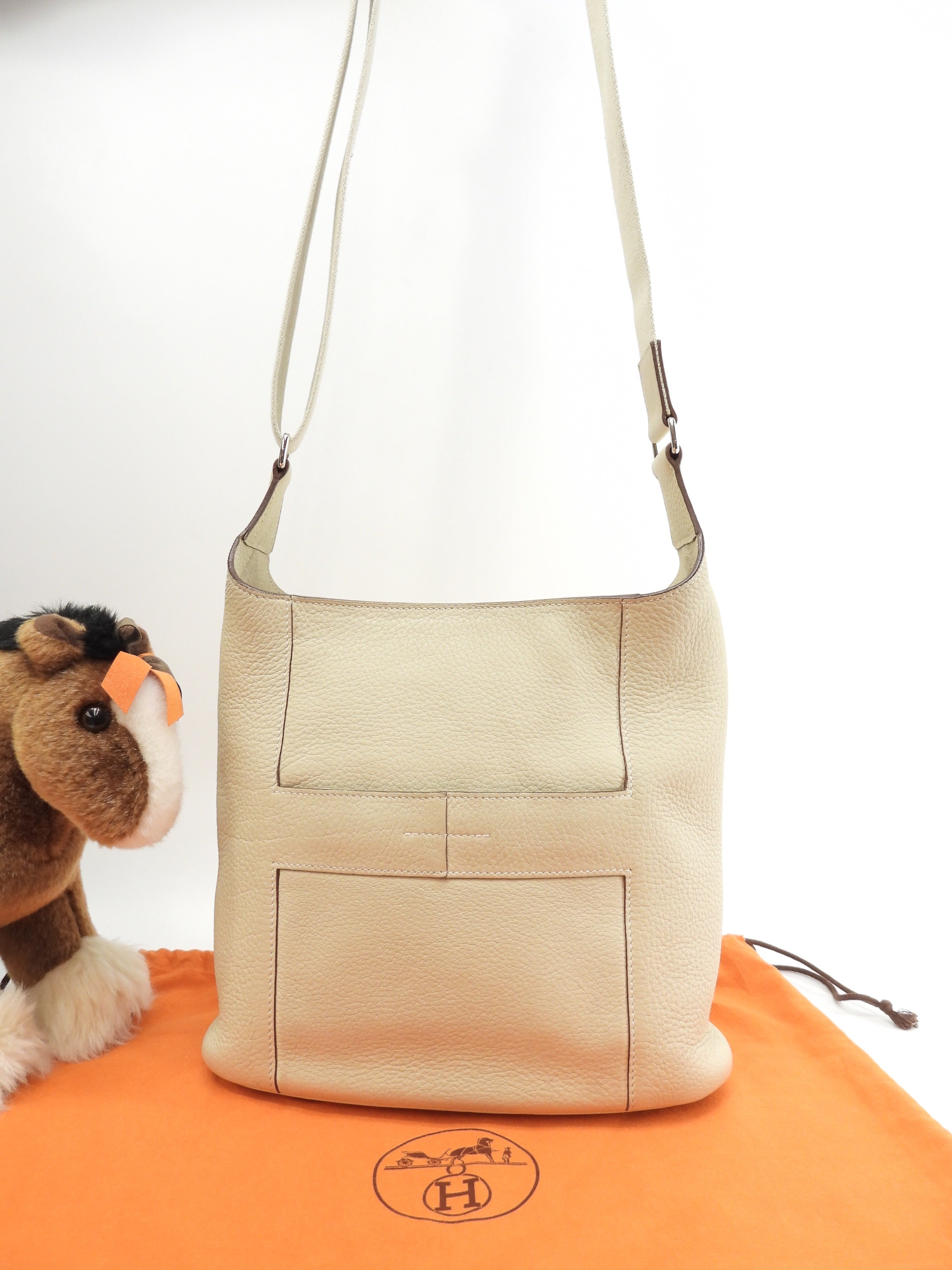 Hermes Good News PM in pelle Taurillon Clemence, colore Parchemin, pochette a tracolla@□L